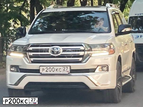 Фото автомобиля TOYOTA LANDCRUISER 200, 2017 — госномер Р200КС27. Цвет: Белый