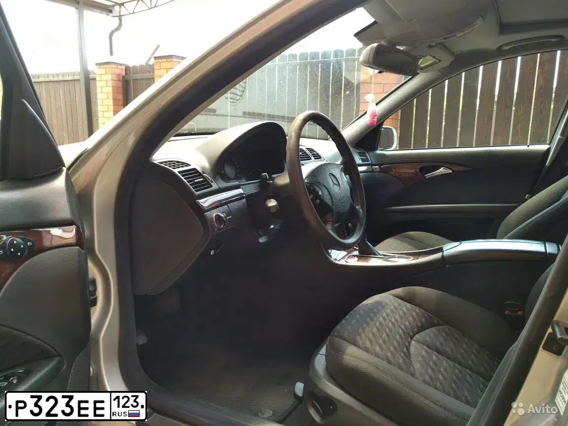 Фото автомобиля MERCEDES E-KLASSE, 2003 — госномер Р323ЕЕ123. Цвет: Серебристый