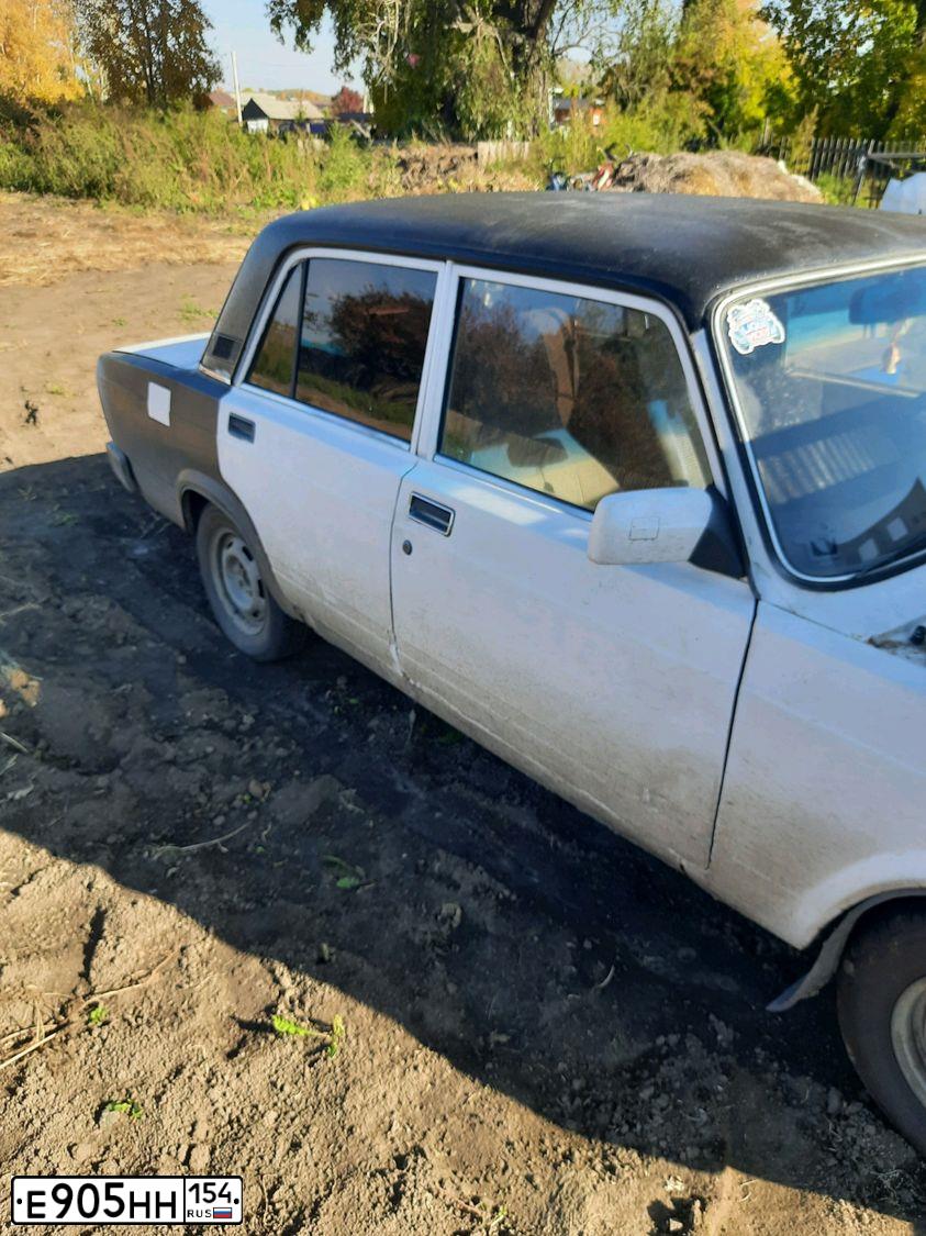 Фото автомобиля LADA 2107, 2004 — госномер Е188УР54. Цвет: ЯРКО БЕЛЫЙ