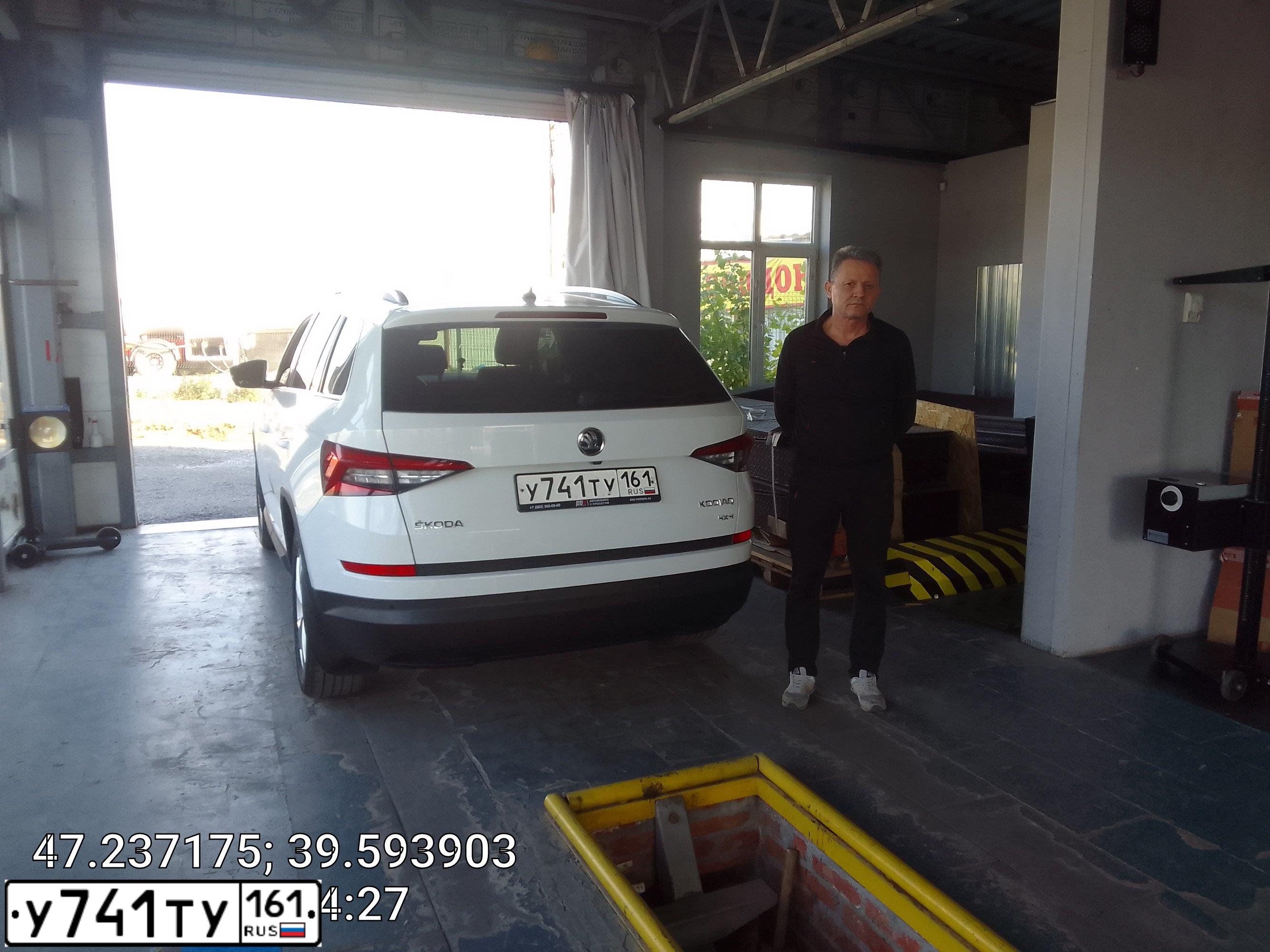 Фото автомобиля SKODA KODIAQ, 2018 — госномер Е400ВР161. Цвет: БЕЛЫЙ