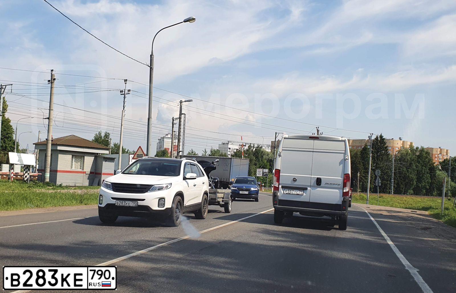 Фото автомобиля KIA SORENTO, 2019 — госномер К220РК799. Цвет: Белый
