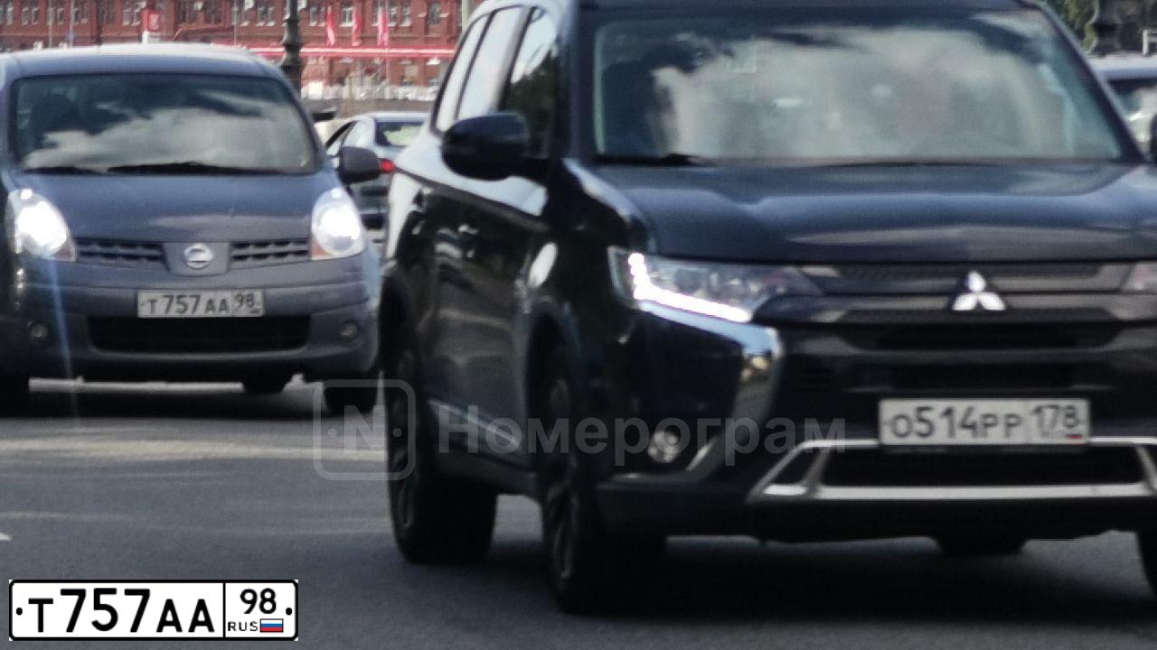 Фото автомобиля NISSAN NOTE, 2008 — госномер Т757АА98. Цвет: СЕРЫЙ