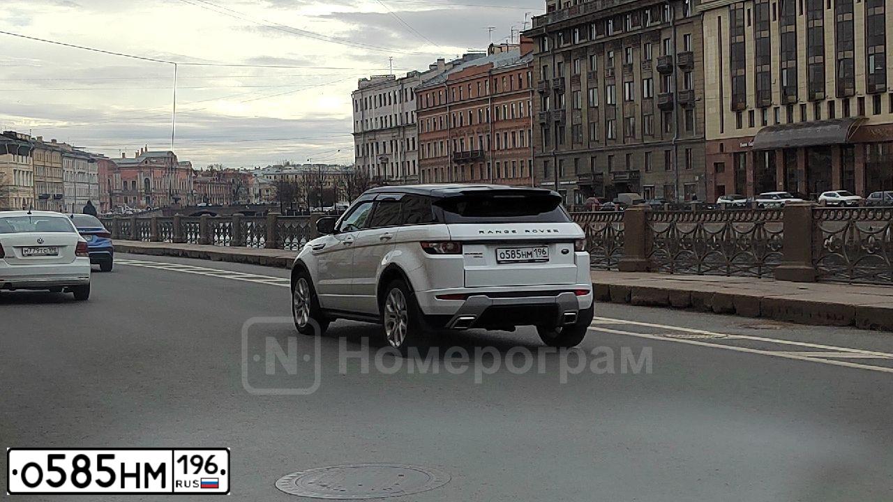 Фото автомобиля LANDROVER RANGE ROVER EVOQUE, 2012 — госномер О585НМ196. Цвет: ЯРКО БЕЛЫЙ