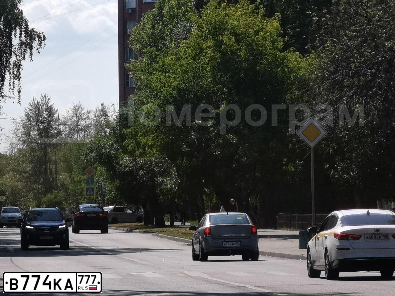 Фото автомобиля KIA RIO, 2014 — госномер В774КА777. Цвет: Белый
