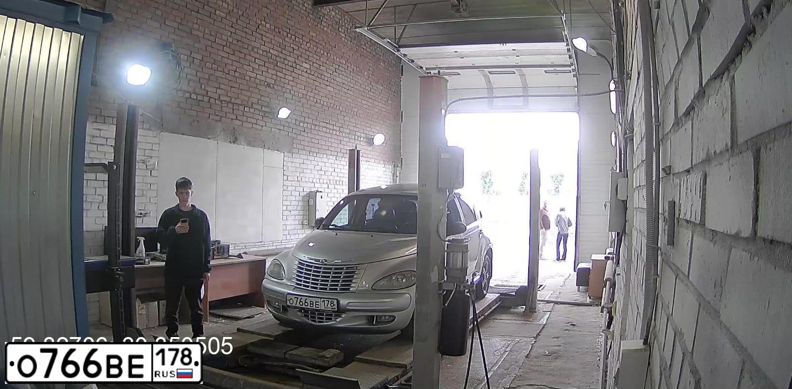Фото автомобиля CHRYSLER PT CRUISER, 2005 — госномер О766ВЕ178. Цвет: Серебристый