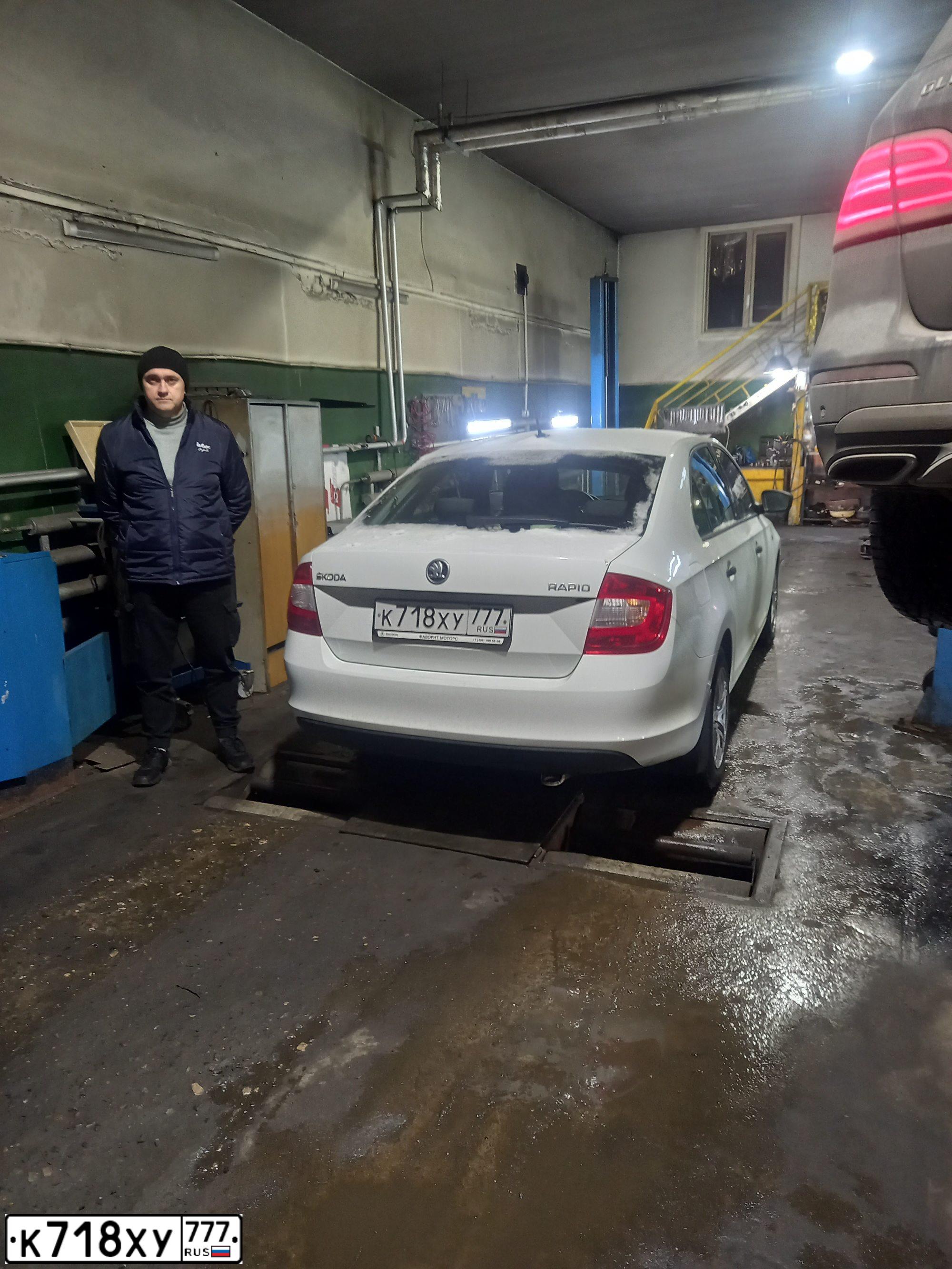 Фото автомобиля LADA 2172 PRIORA, 2011 — госномер В686АХ774. Цвет: СВЕТЛО-СЕРЕБРИСТЫЙ МЕТАЛЛ