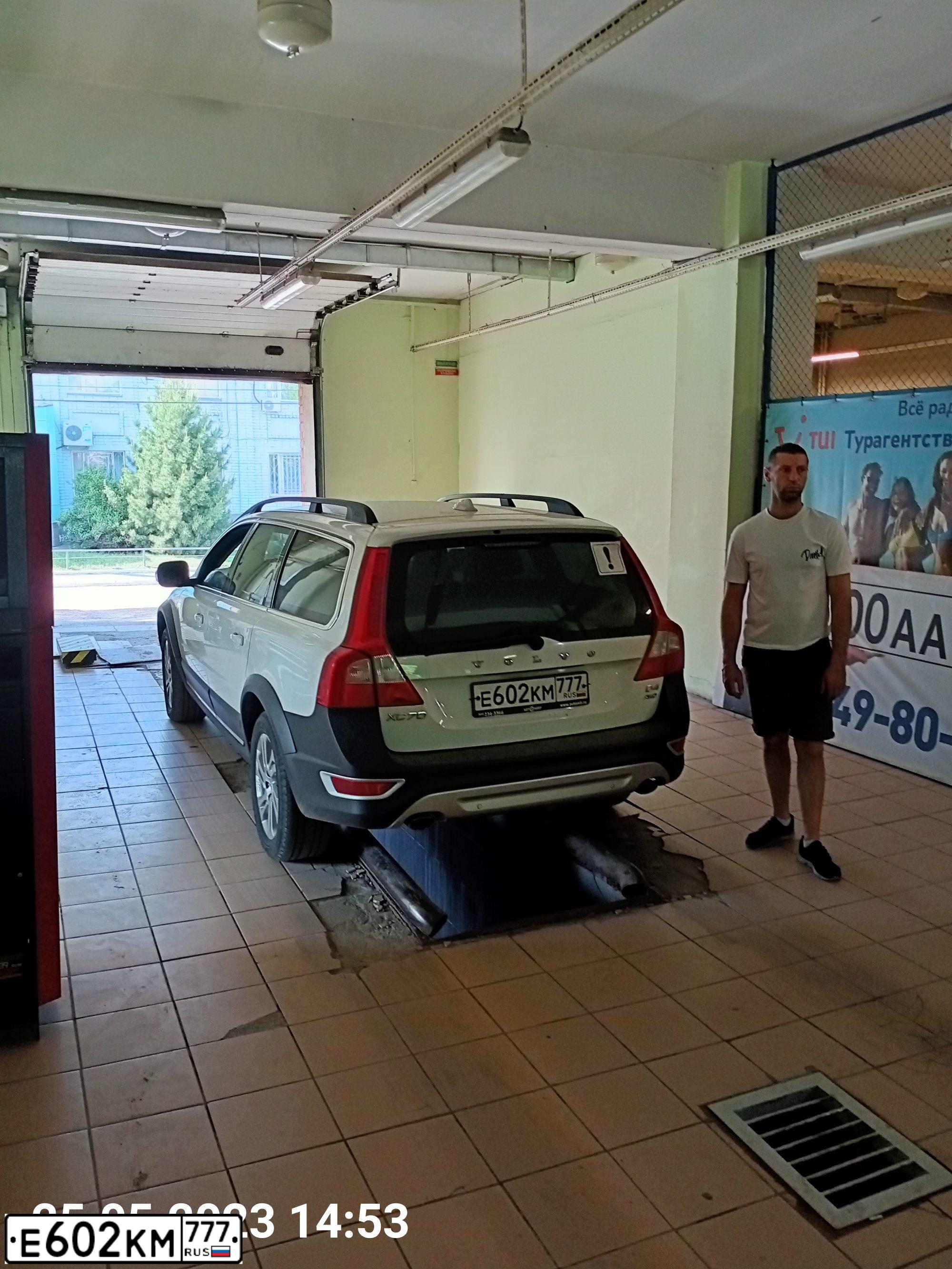 Фото автомобиля VOLVO XC70, 2013 — госномер А309СО43. Цвет: Белый