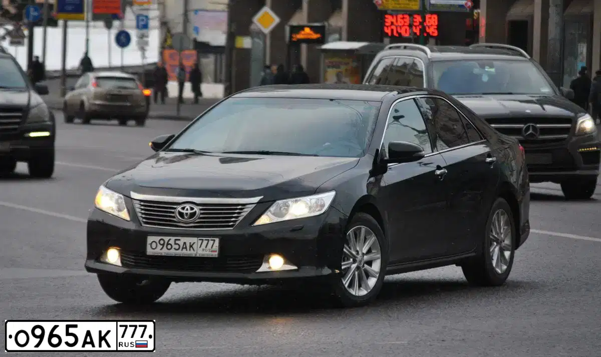 Фото автомобиля TOYOTA CAMRY, 2013 — госномер Н211СС32. Цвет: ЧЕРНЫЙ
