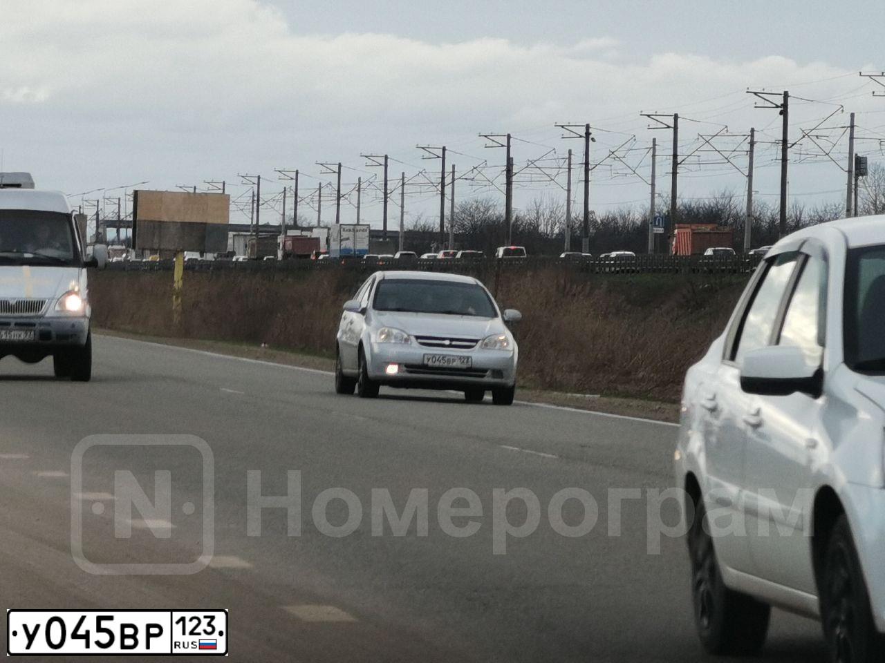 Фото автомобиля CHEVROLET LACETTI, 2006 — госномер У045ВР123. Цвет: Серебристый