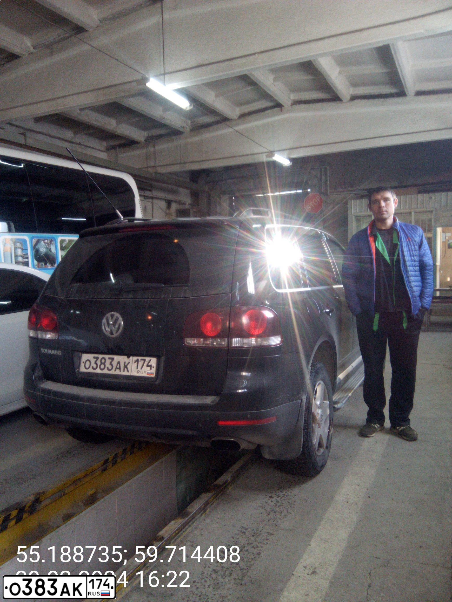 Фото автомобиля VOLKSWAGEN TOUAREG, 2007 — госномер О383АК174. Цвет: ЧЕРНЫЙ