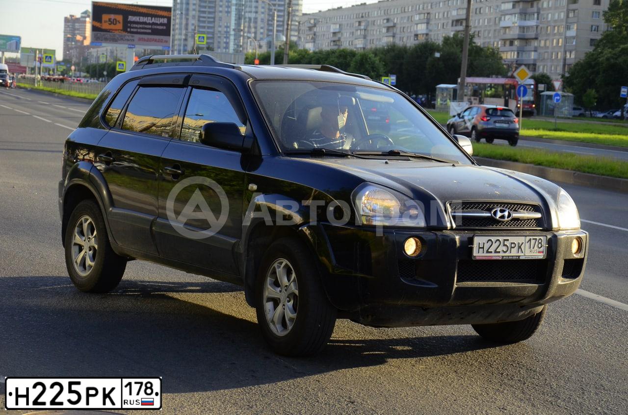 Фото автомобиля HYUNDAI TUCSON, 2008 — госномер Н225РК178. Цвет: ЧЕРНЫЙ