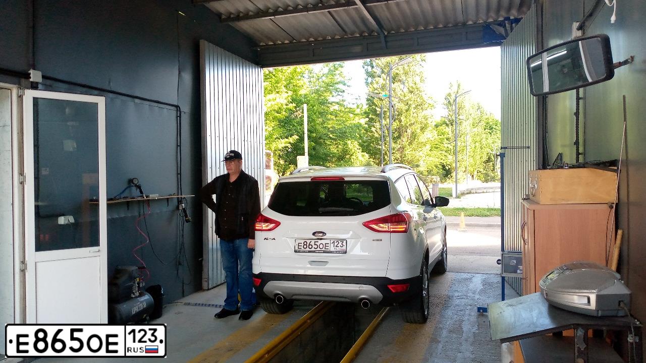 Фото автомобиля FORD KUGA, 2014 — госномер Е865ОЕ123. Цвет: Белый