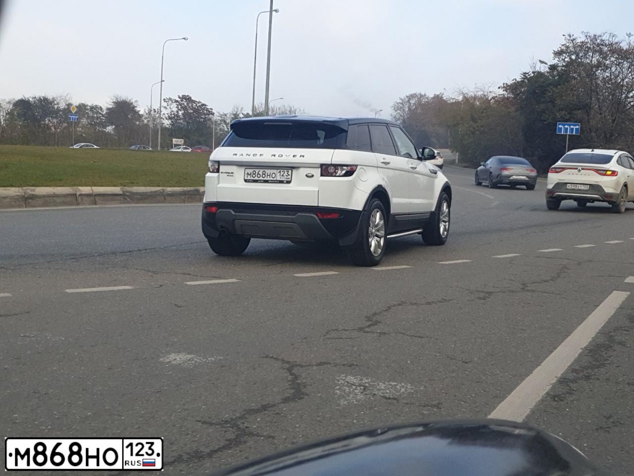 Фото автомобиля LANDROVER RANGE ROVER EVOQUE, 2014 — госномер М868НО123. Цвет: ЯРКО-БЕЛЫЙ