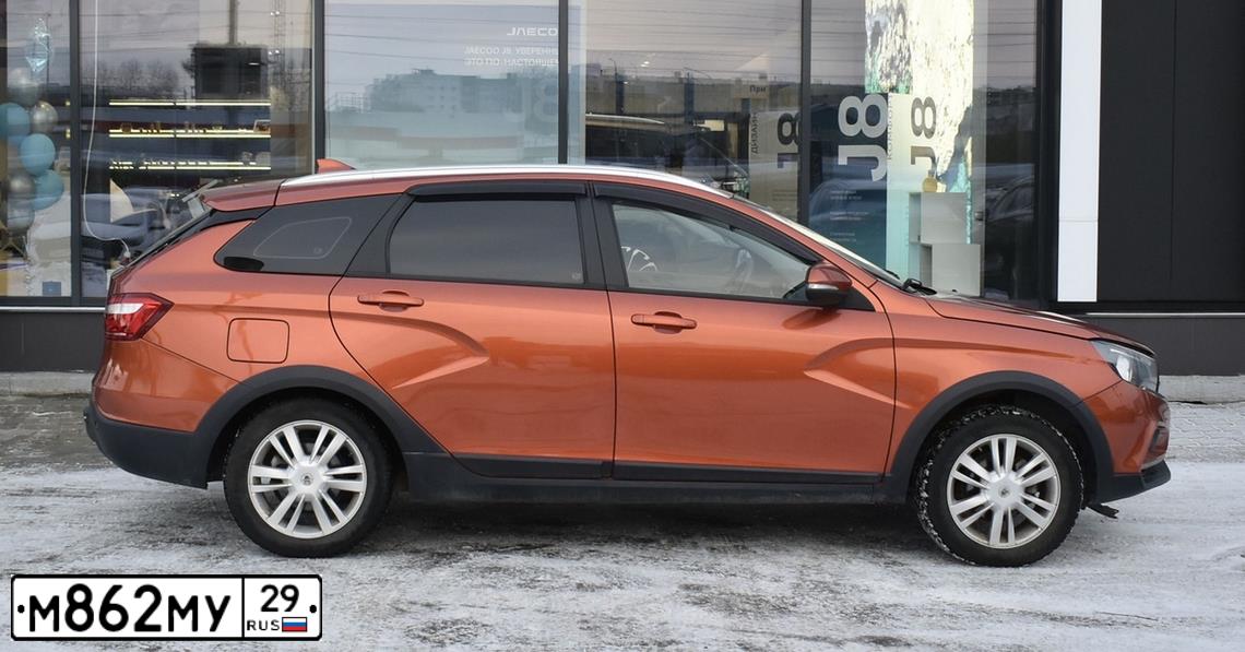 Фото автомобиля LADA VESTA, 2017 — госномер М862МУ29. Цвет: ОРАНЖЕВЫЙ