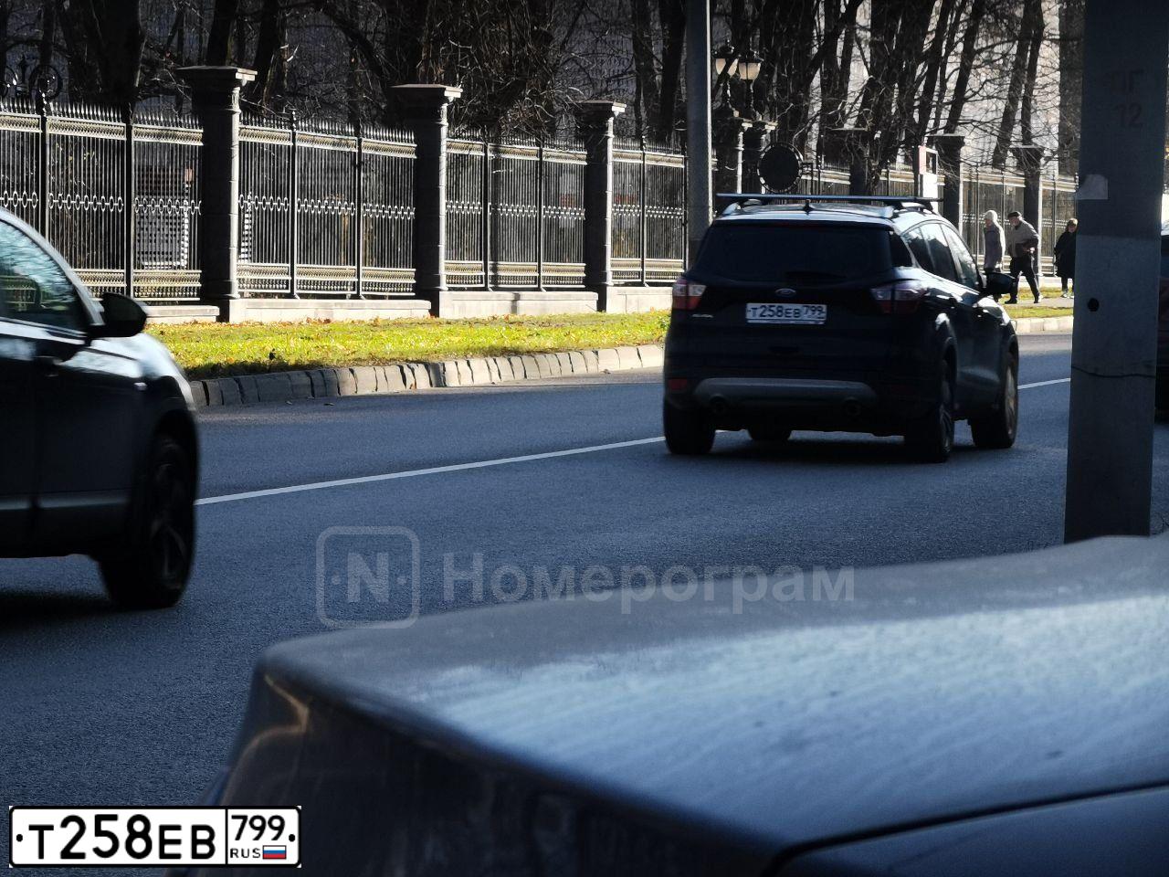 Фото автомобиля FORD KUGA, 2017 — госномер Т258ЕВ799. Цвет: ЧЕРНЫЙ