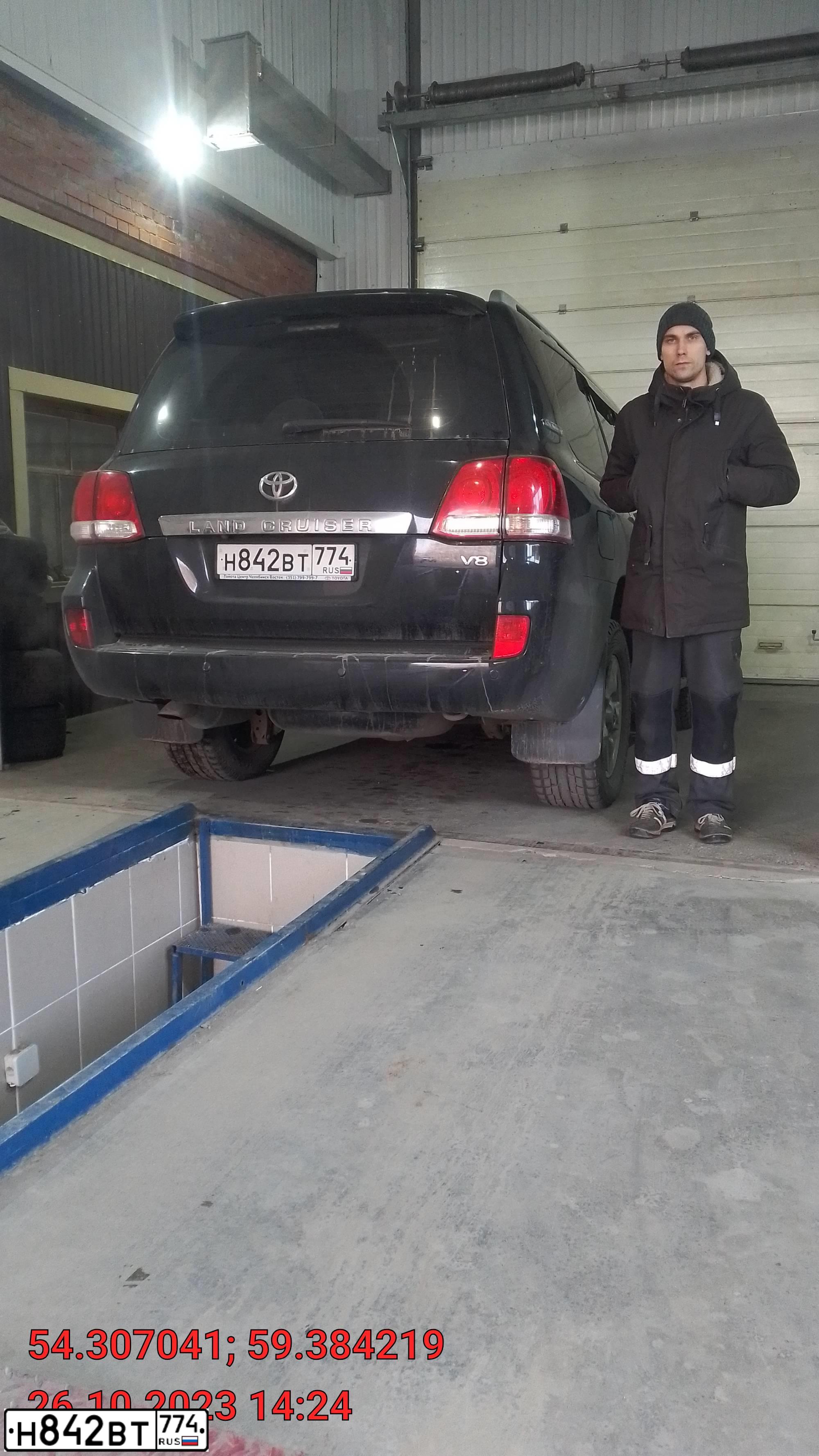 Фото автомобиля TOYOTA LAND CRUISER 200, 2011 — госномер Е202КХ774