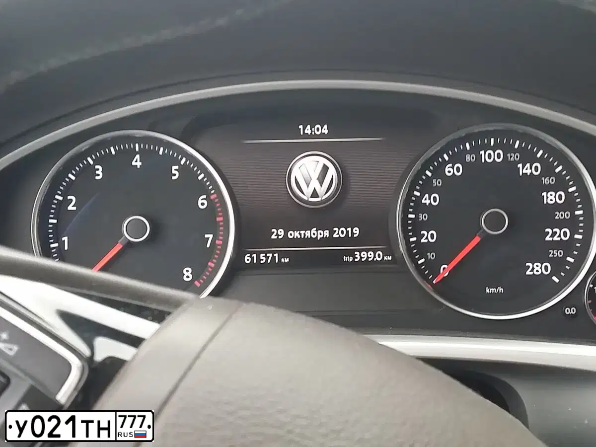 Фото автомобиля VOLKSWAGEN TOUAREG, 2016 — госномер У021ТН777. Цвет: Белый