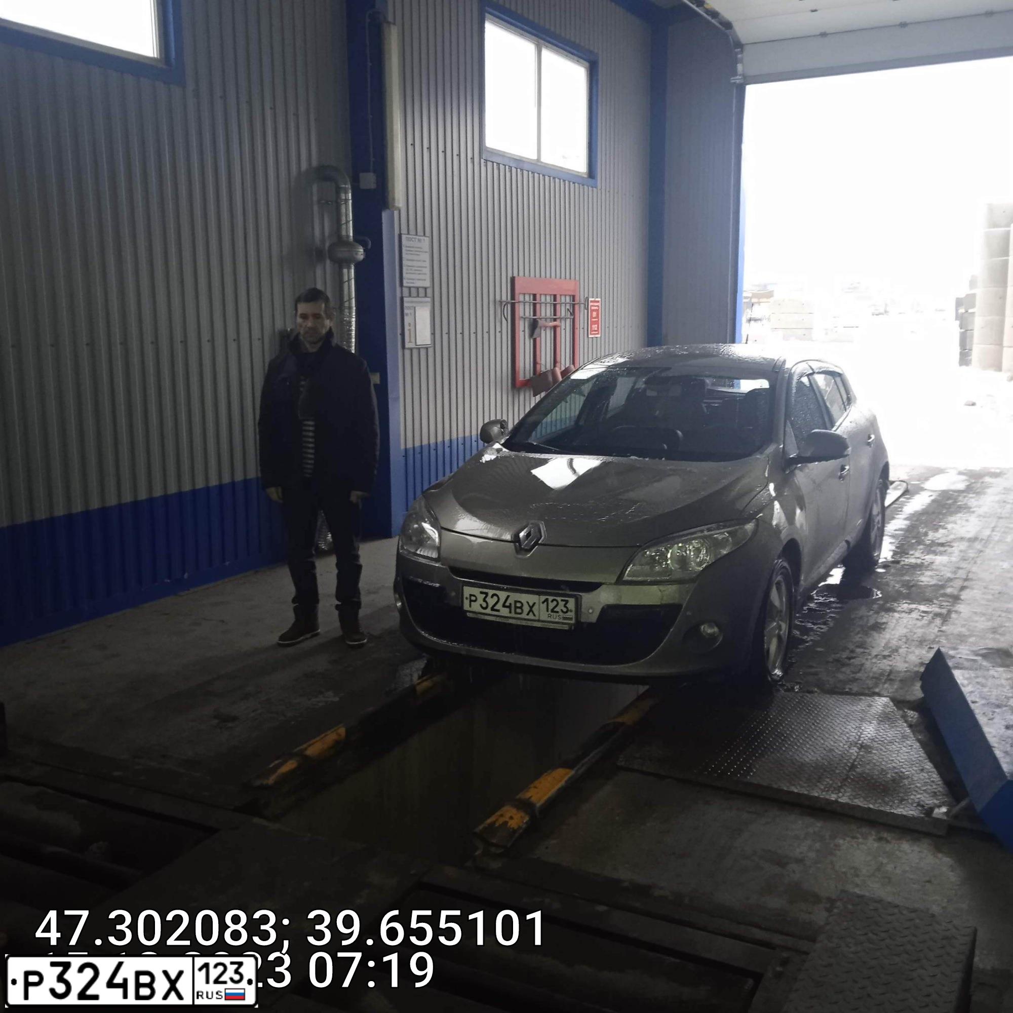 Фото автомобиля RENAULT MEGANE, 2011 — госномер О513ЕМ126. Цвет: БЕЖЕВЫЙ