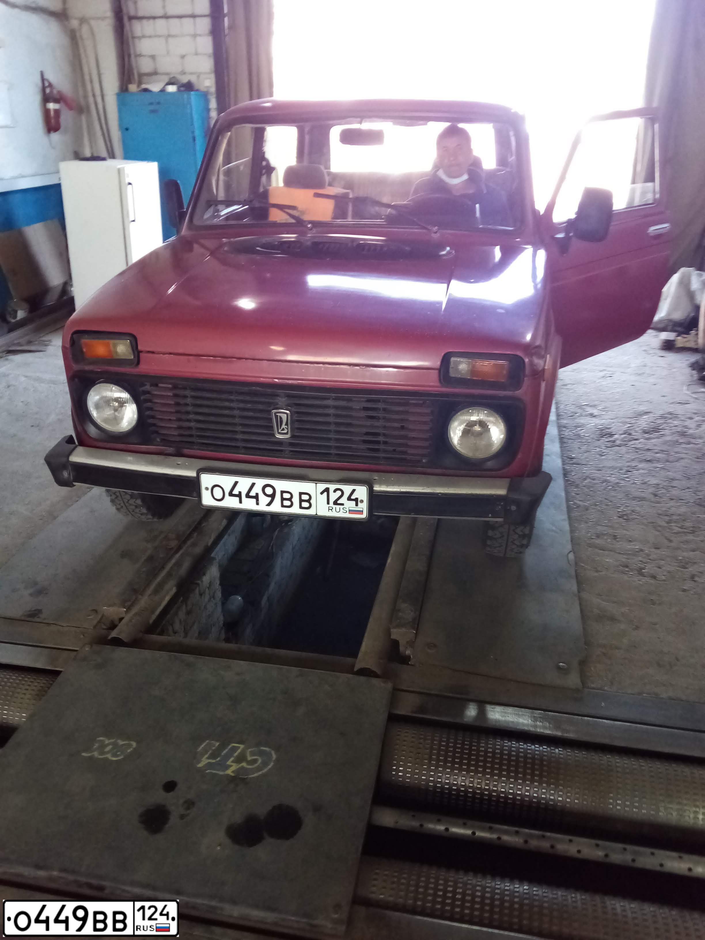 Фото автомобиля LADA 2121 NIVA, 1983 — госномер В405ЕН24. Цвет: Красный