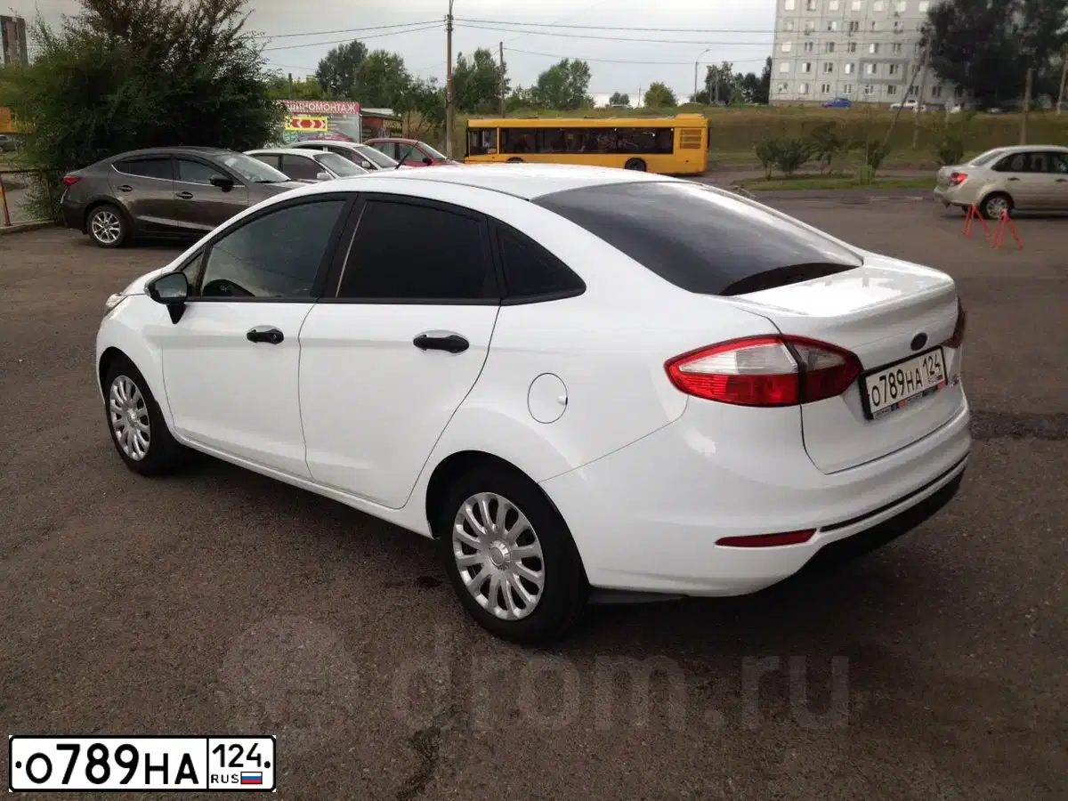 Фото автомобиля FORD FIESTA  ASPIRE, 2015 — госномер О789НА124. Цвет: Белый