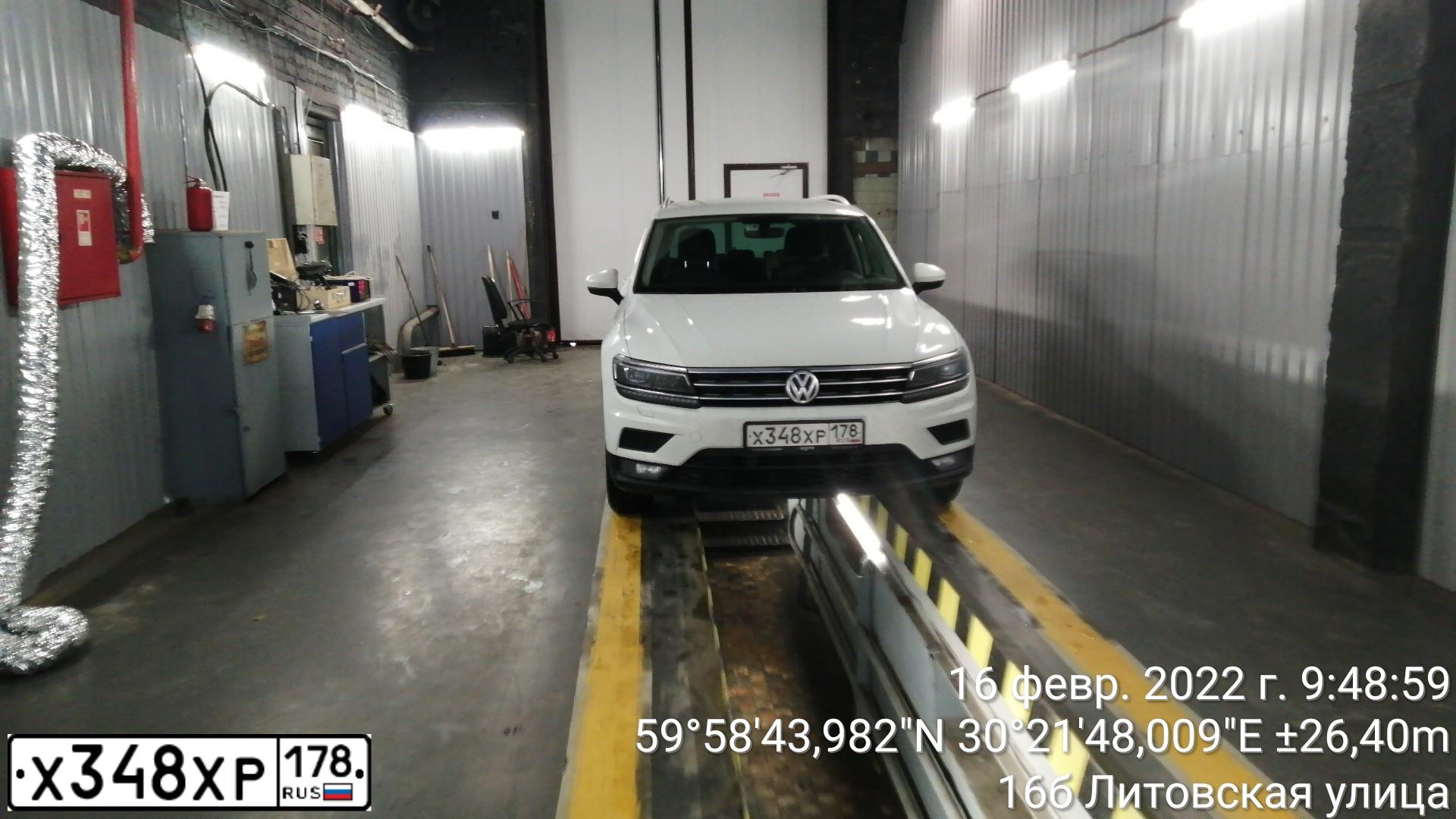 Фото автомобиля VOLKSWAGEN TIGUAN, 2018 — госномер М112НУ198. Цвет: Белый