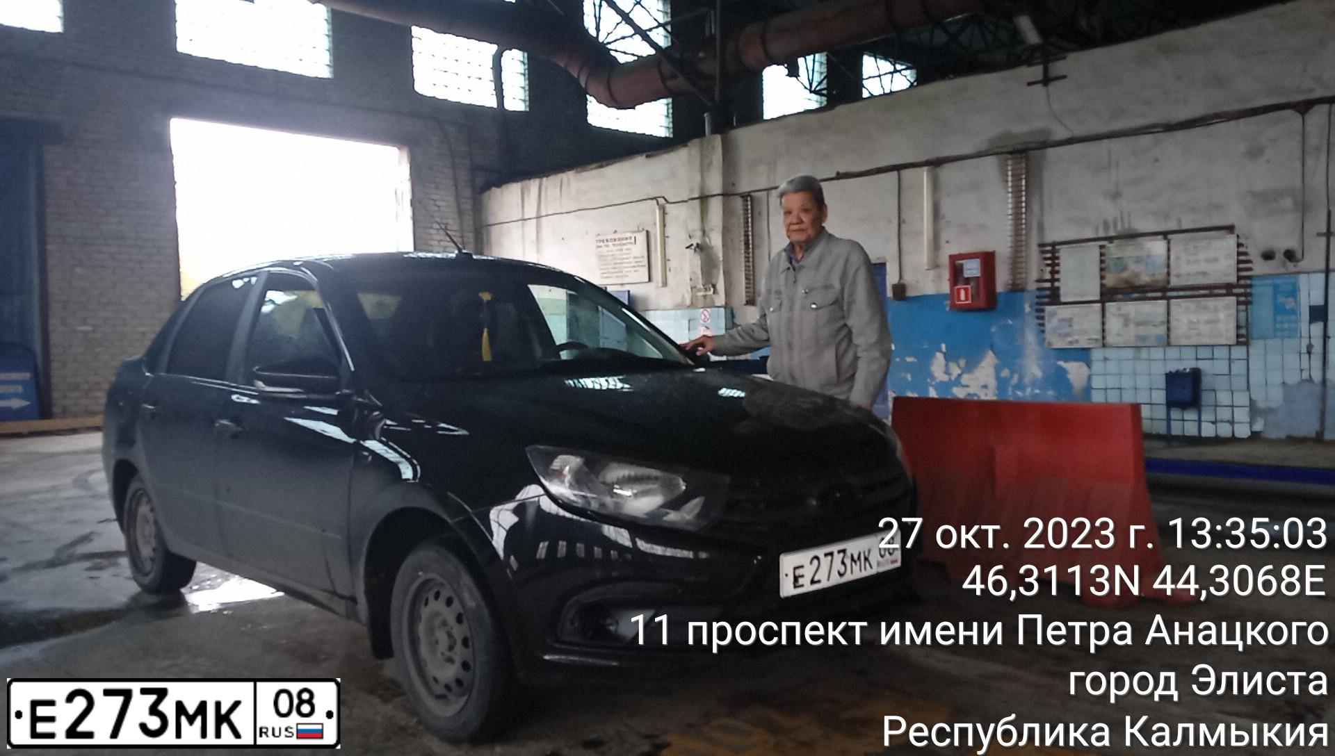Фото автомобиля LADA 2190 GRANTA, 2019 — госномер Е007МЕ126. Цвет: ЧЕРНЫЙ