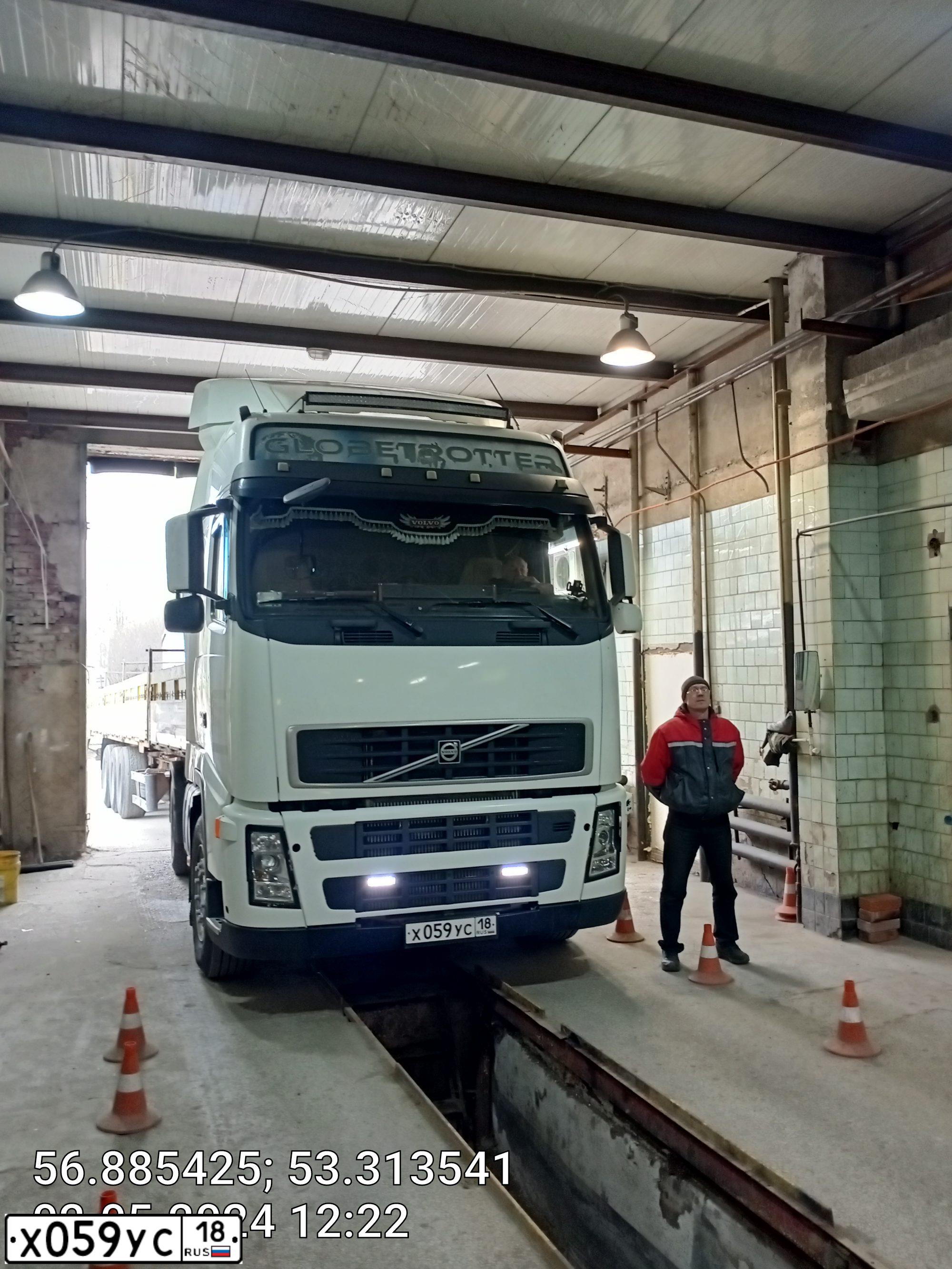 Фото автомобиля VOLVO SERIE FH /4X2/, 2008 — госномер Х059УС18. Цвет: Белый
