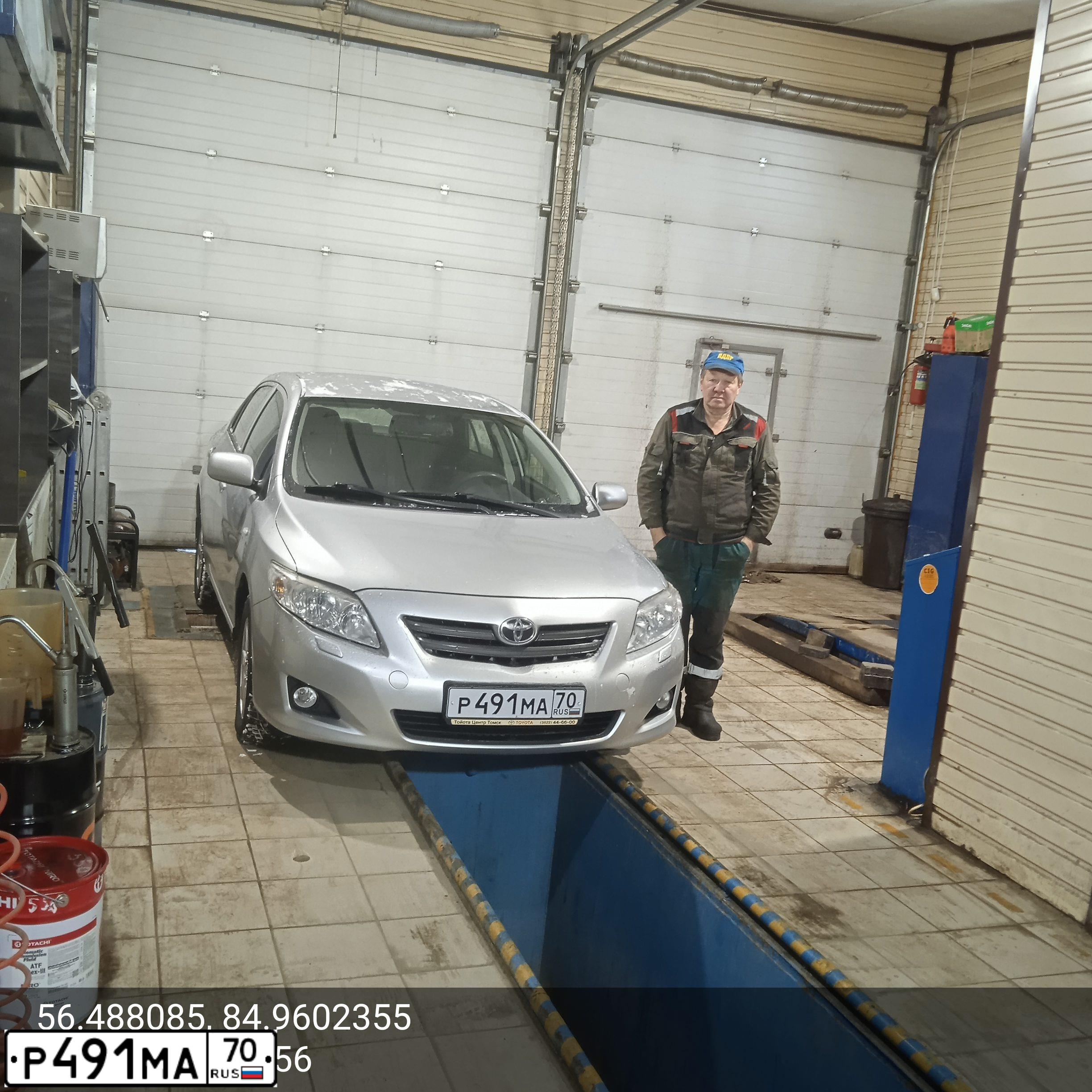 Фото автомобиля TOYOTA COROLLA, 2007 — госномер О595ТВ70. Цвет: СЕРЕБРИСТЫЙ