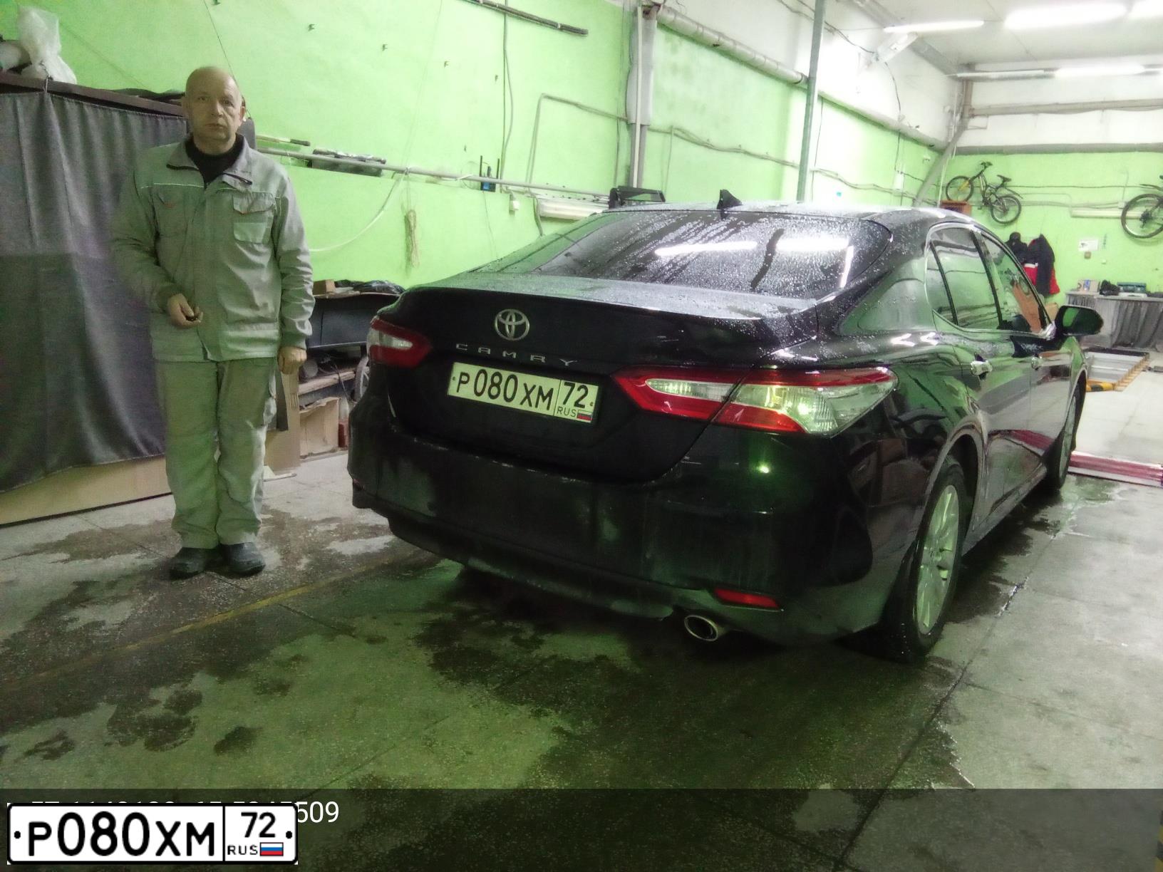 Фото автомобиля TOYOTA CAMRY, 2020 — госномер Р080ХМ72. Цвет: ЧЕРНЫЙ