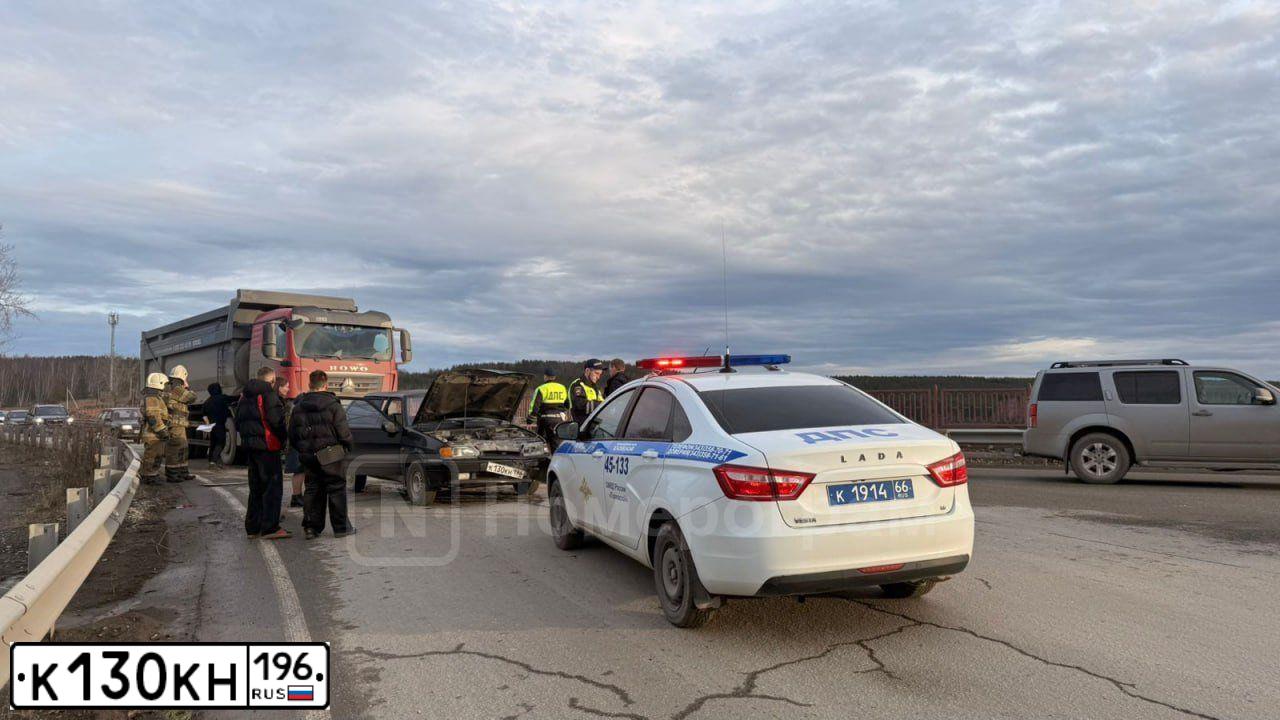 Фото автомобиля LADA 2114 SAMARA, 2011 — госномер Т418НХ96. Цвет: Сине-Черный