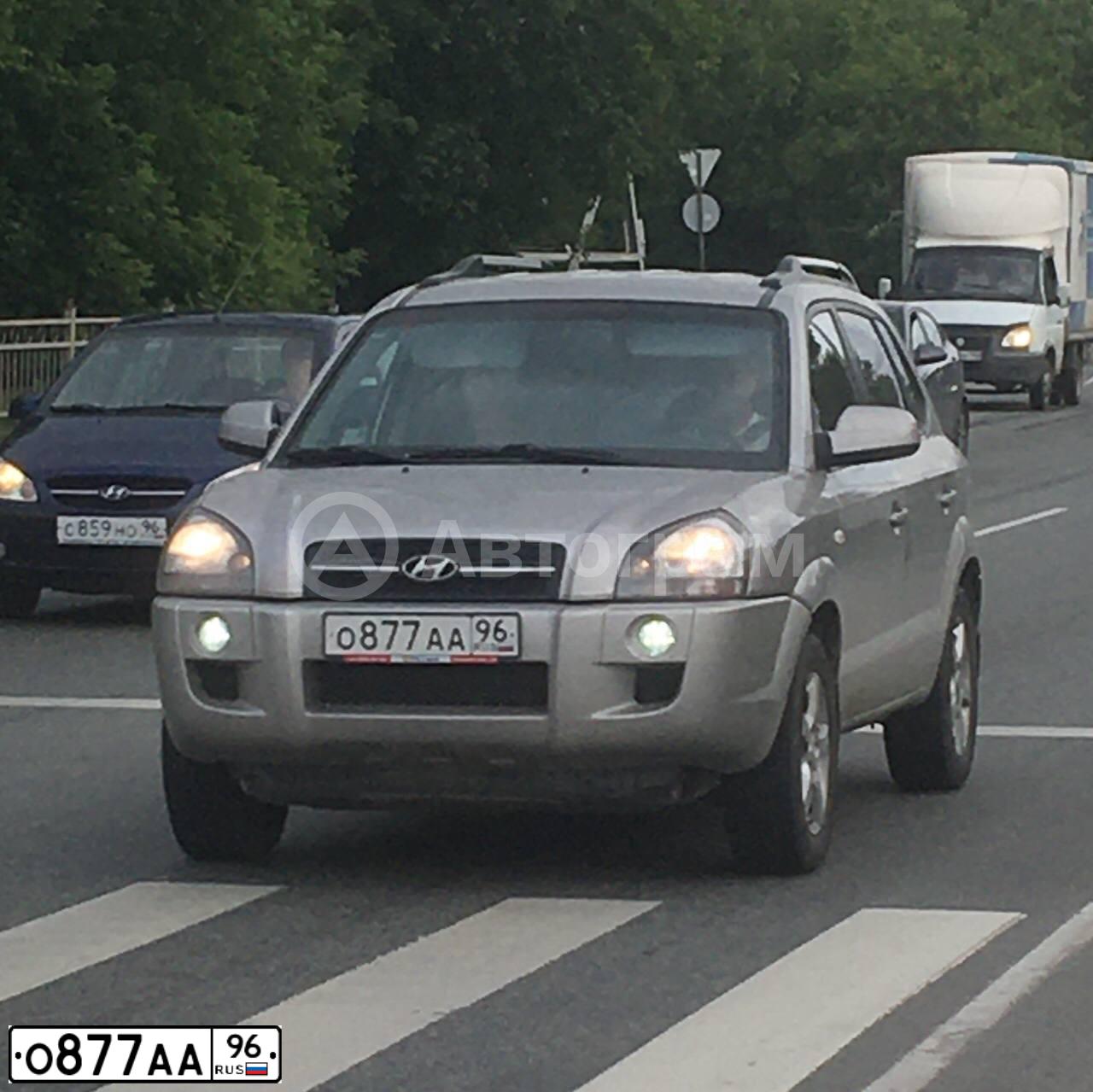 Фото автомобиля HYUNDAI TUCSON, 2005 — госномер О877АА96. Цвет: Серебристый