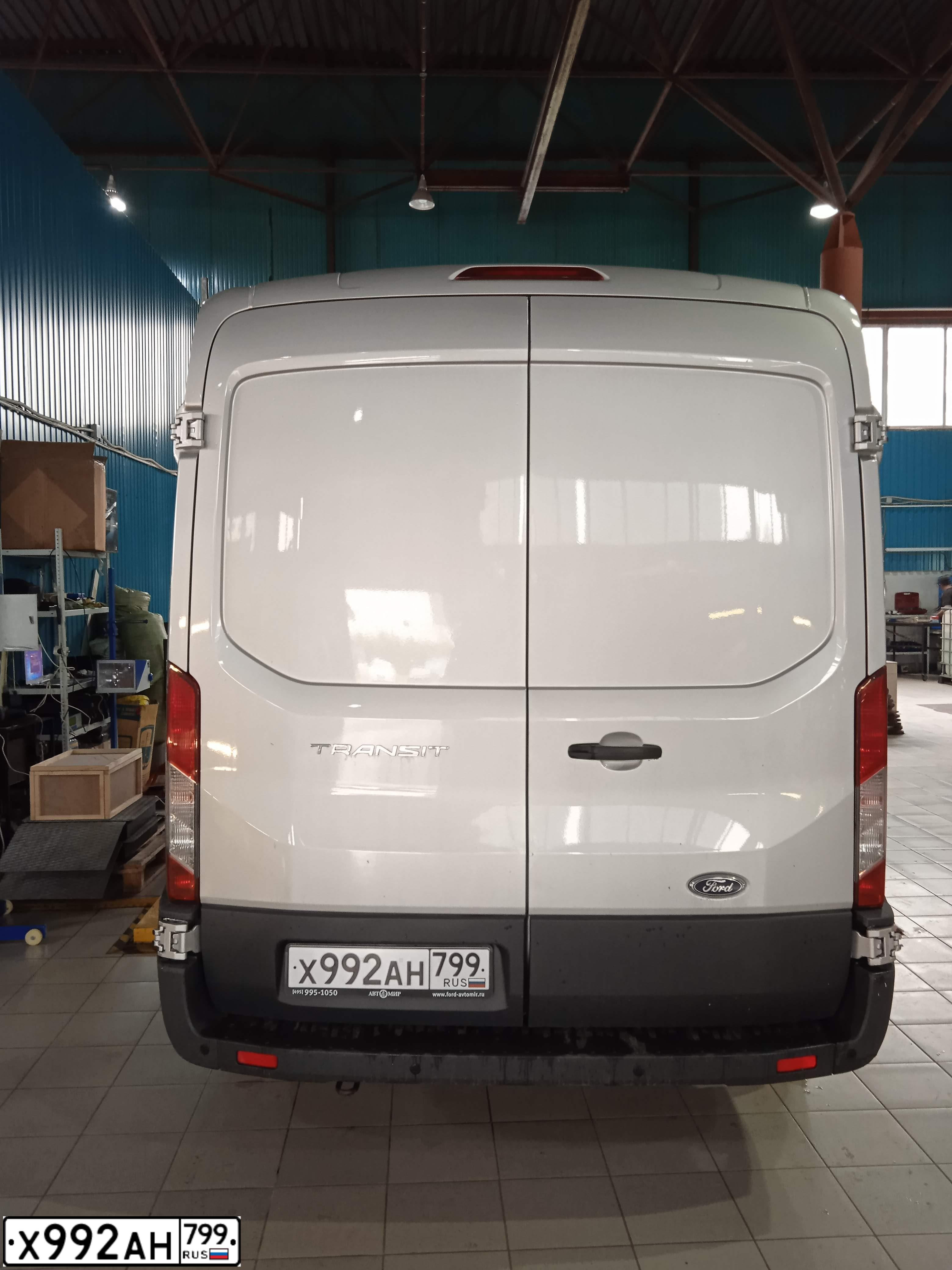 Фото автомобиля FORD TRANSIT, 2017 — госномер Х992АН799. Цвет: Серебристый
