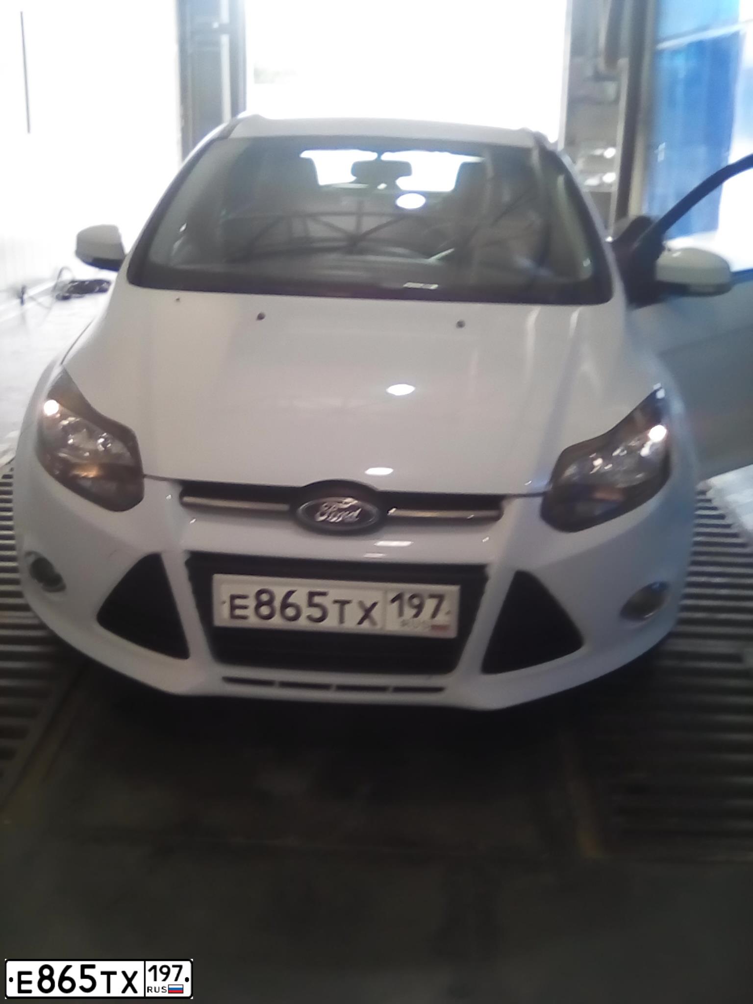 Фото автомобиля FORD FOCUS, 2012 — госномер Е865ТХ197. Цвет: БЕЛЫЙ