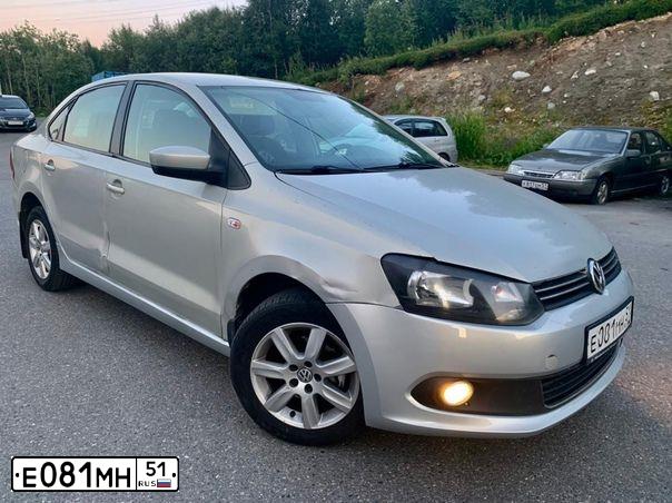 Фото автомобиля VOLKSWAGEN POLO, 2011 — госномер У575ЕС136. Цвет: Серебристо-Желтый
