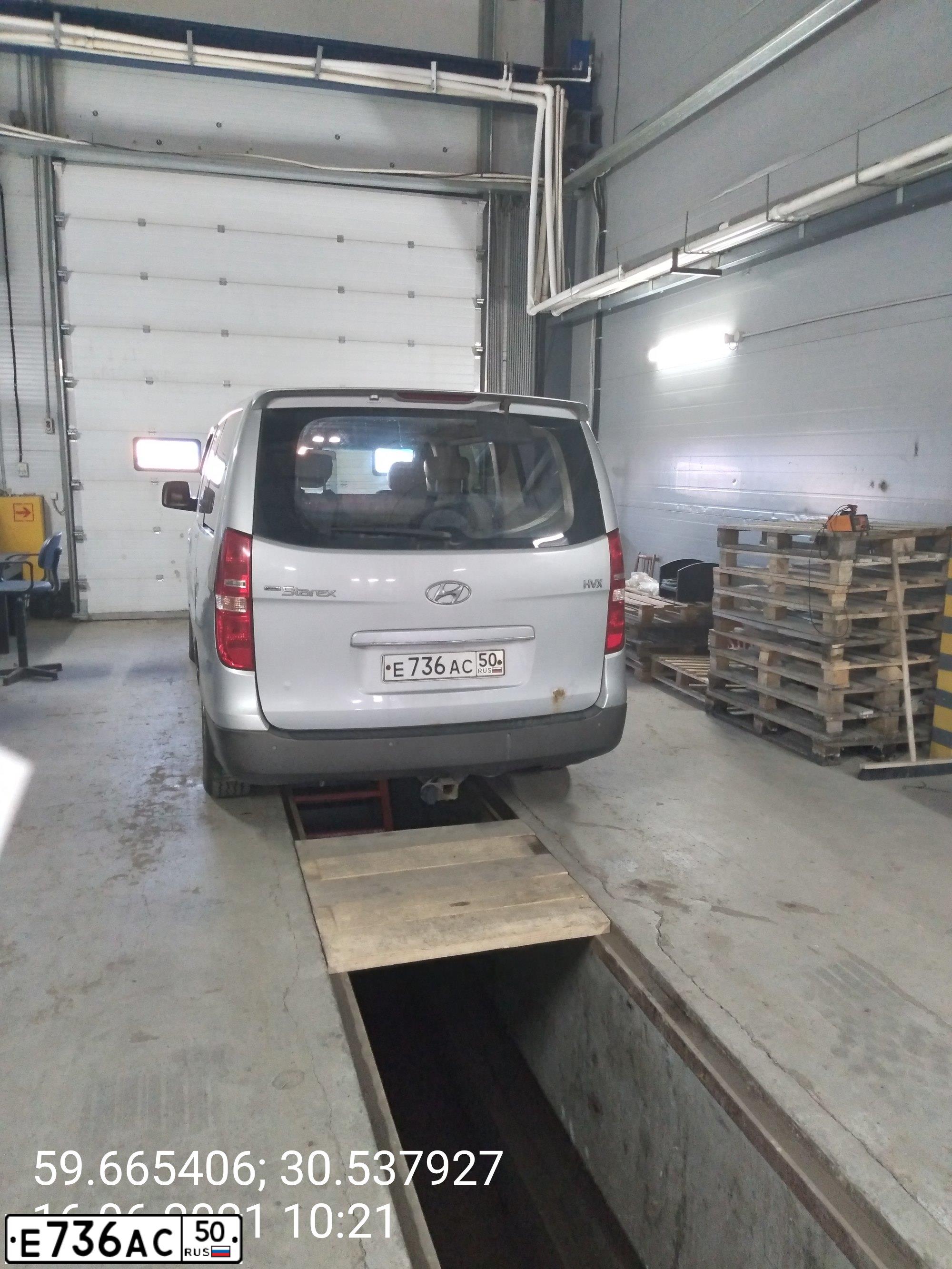 Фото автомобиля HYUNDAI GRAND STAREX, 2008 — госномер У868ЕС198. Цвет: СЕРЫЙ ТЕМНО-СЕРЫЙ
