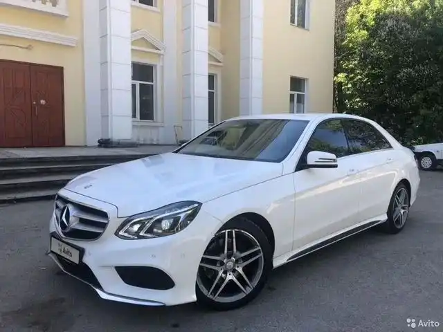 Фото автомобиля MERCEDES E-KLASSE, 2013 — госномер Н877КА21. Цвет: Белый