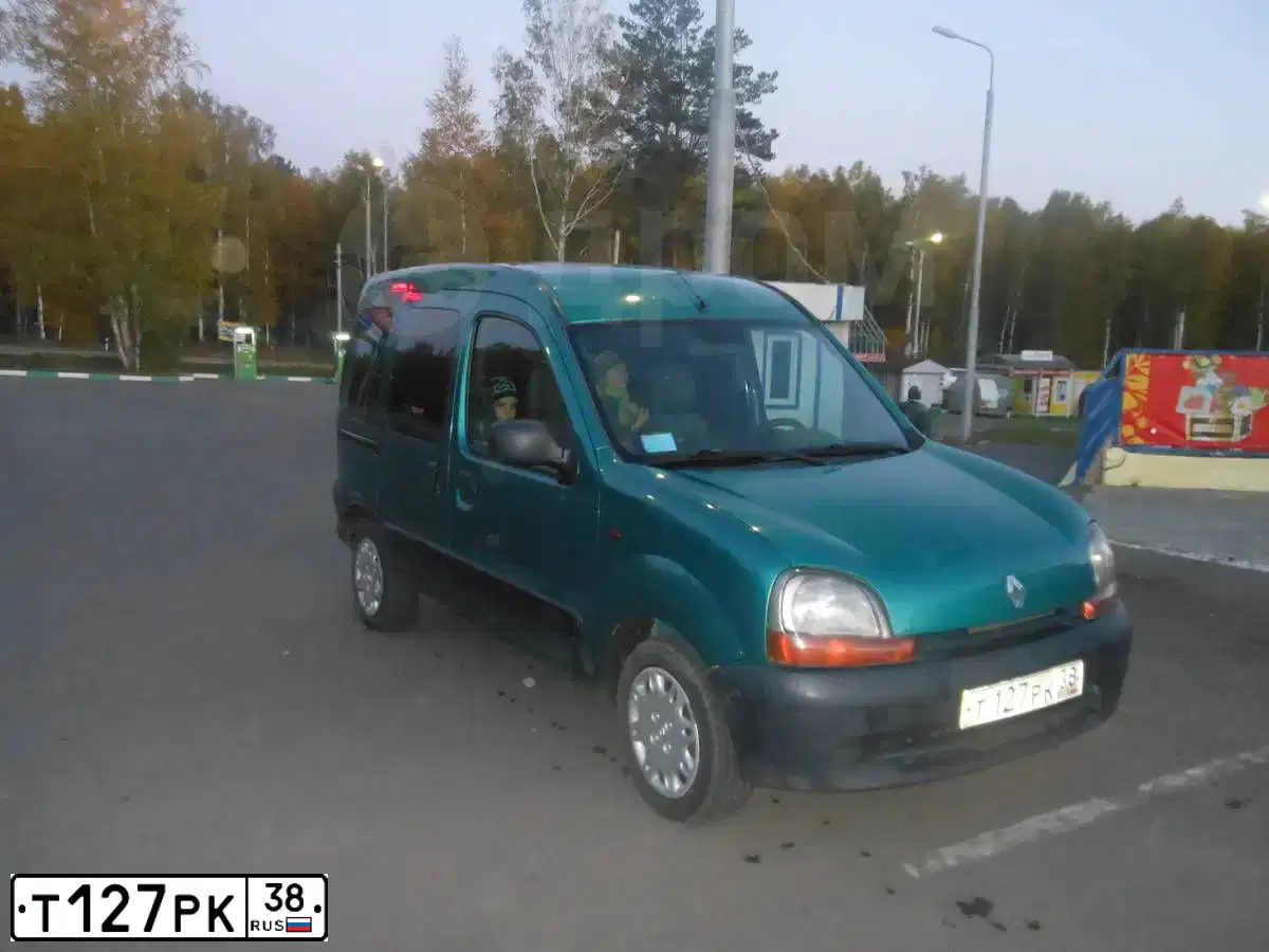 Фото автомобиля RENAULT KANGOO, 2003 — госномер Т127РК38. Цвет: ЗЕЛЕНЫЙ