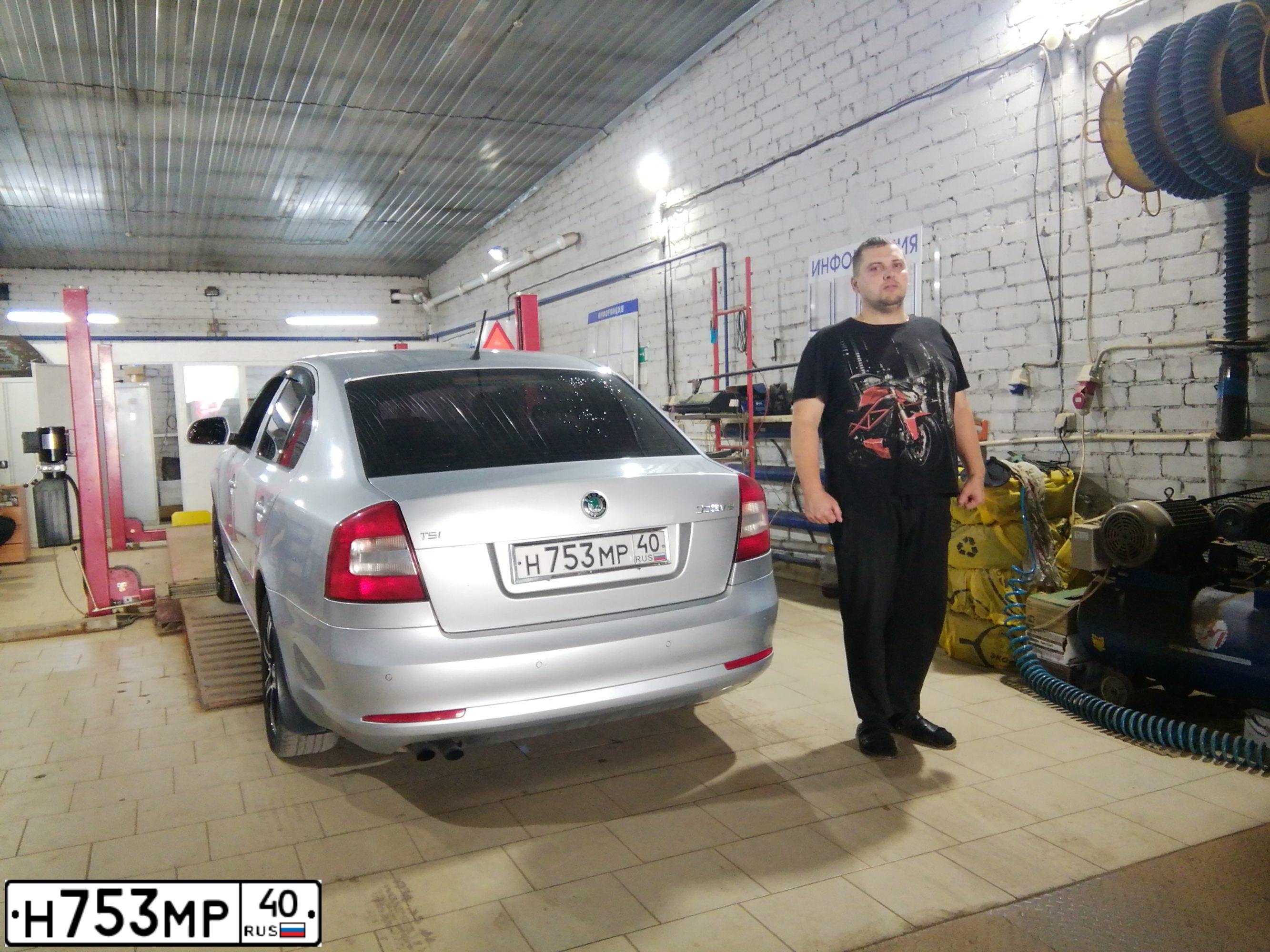 Фото автомобиля SKODA OCTAVIA, 2012 — госномер Н753МР40. Цвет: Серебристый