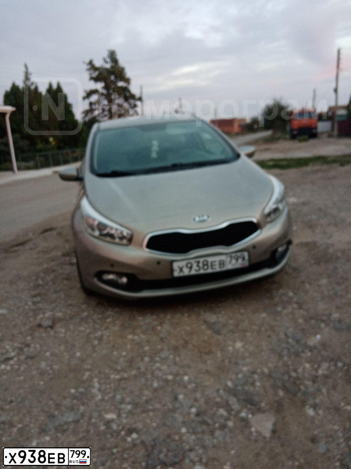 Фото автомобиля KIA CEE'D, 2014 — госномер Х938ЕВ799. Цвет: СЕРЕБРИСТЫЙ