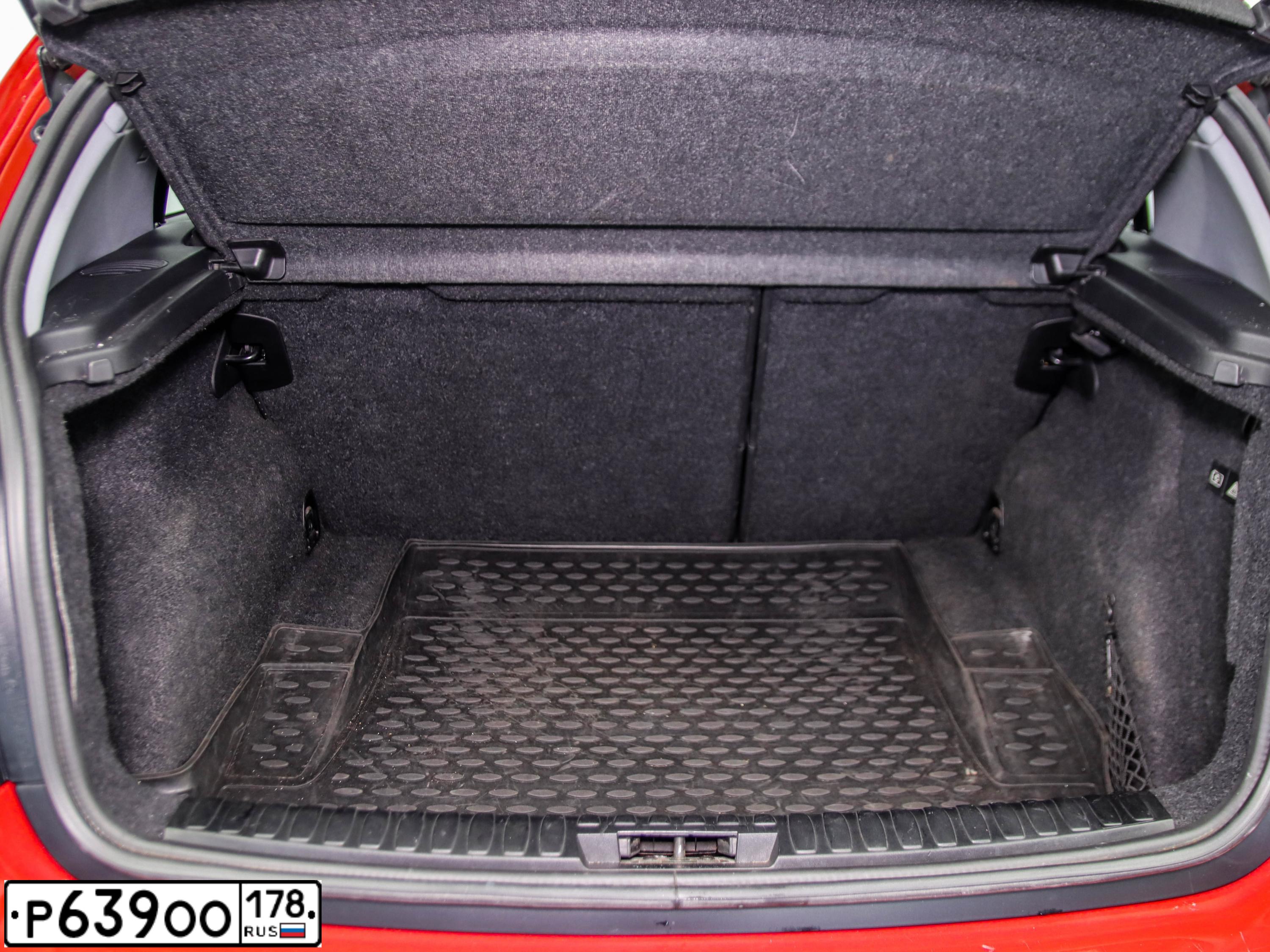 Фото автомобиля BMW SERIE 1, 2010 — госномер М934РС198. Цвет: Красный