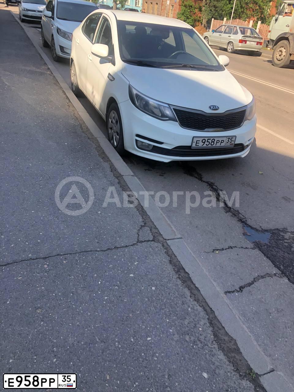 Фото автомобиля KIA RIO, 2015 — госномер Е958РР35. Цвет: БЕЛЫЙ