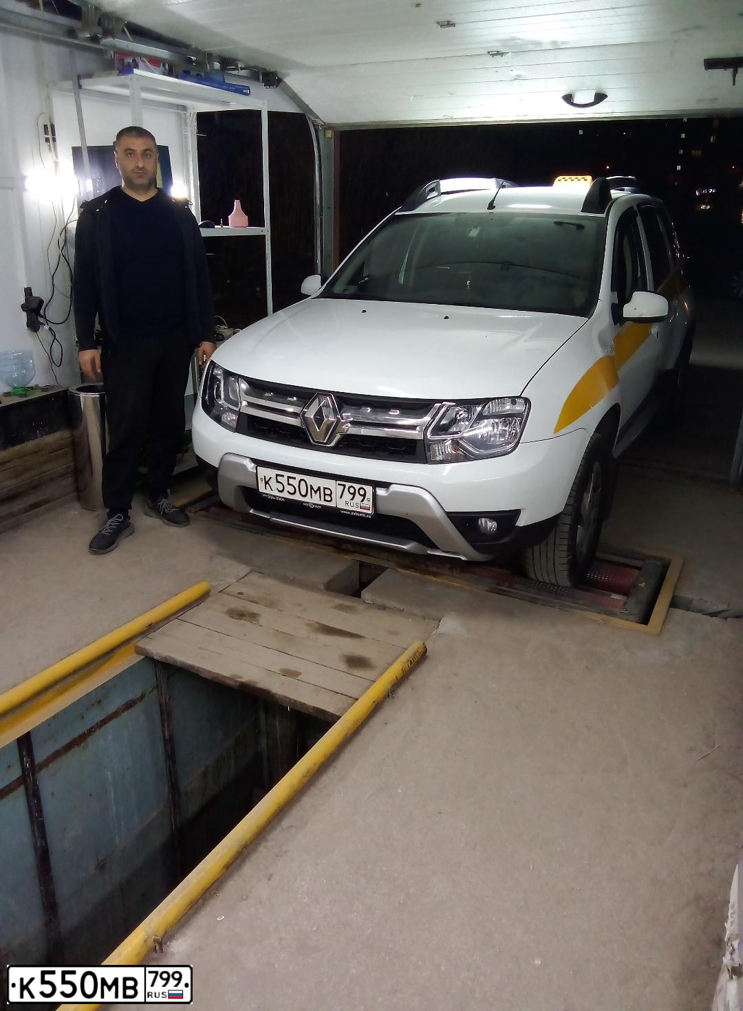Фото автомобиля RENAULT DUSTER, 2018 — госномер К550МВ799. Цвет: БЕЛЫЙ ЖЕЛТЫЙ СЕРЫЙ