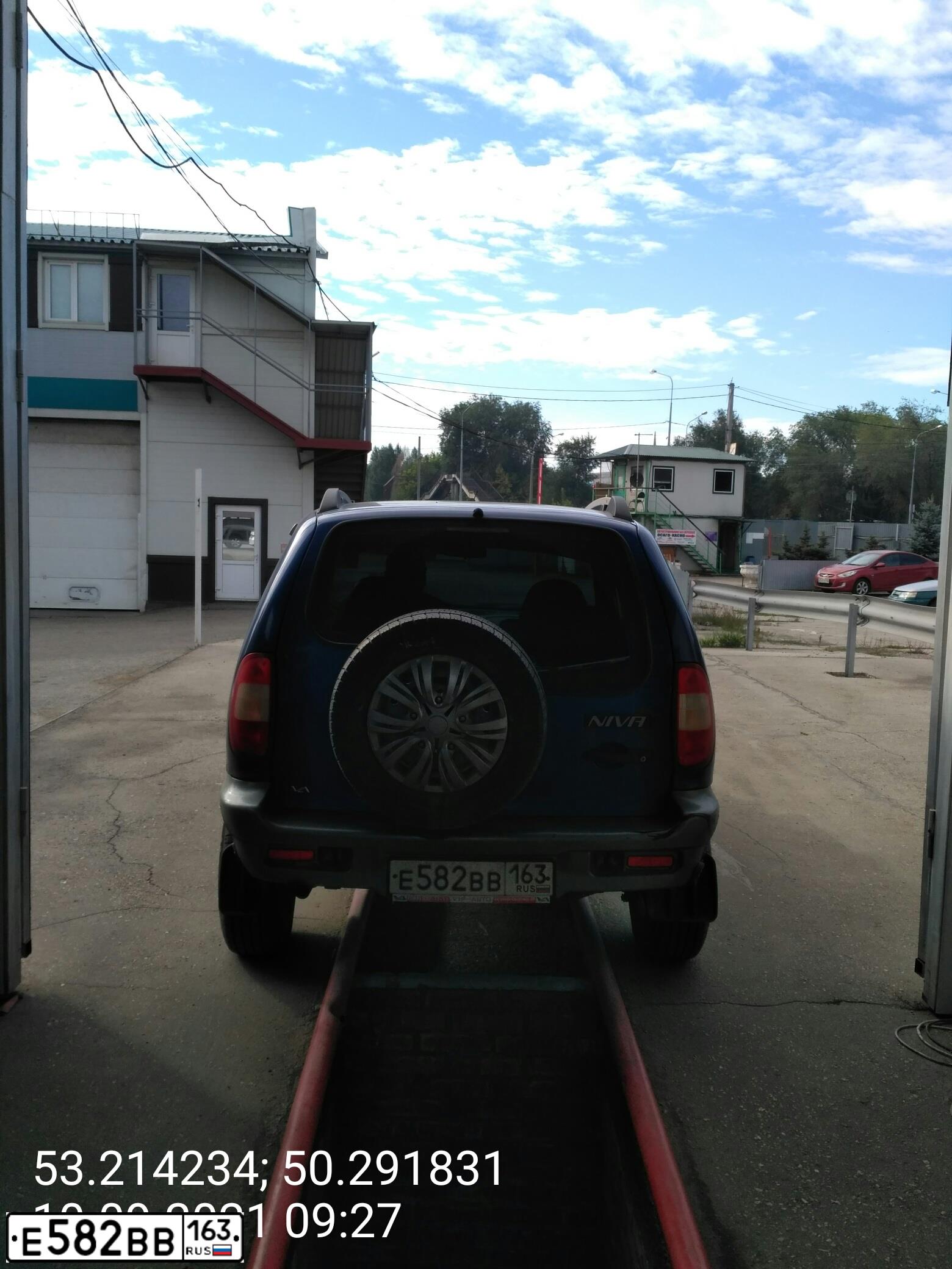 Фото автомобиля CHEVROLET T NIVA, 2006 — госномер Е582ВВ163. Цвет: ЯРКО-СИНИЙ МЕТАЛЛИК