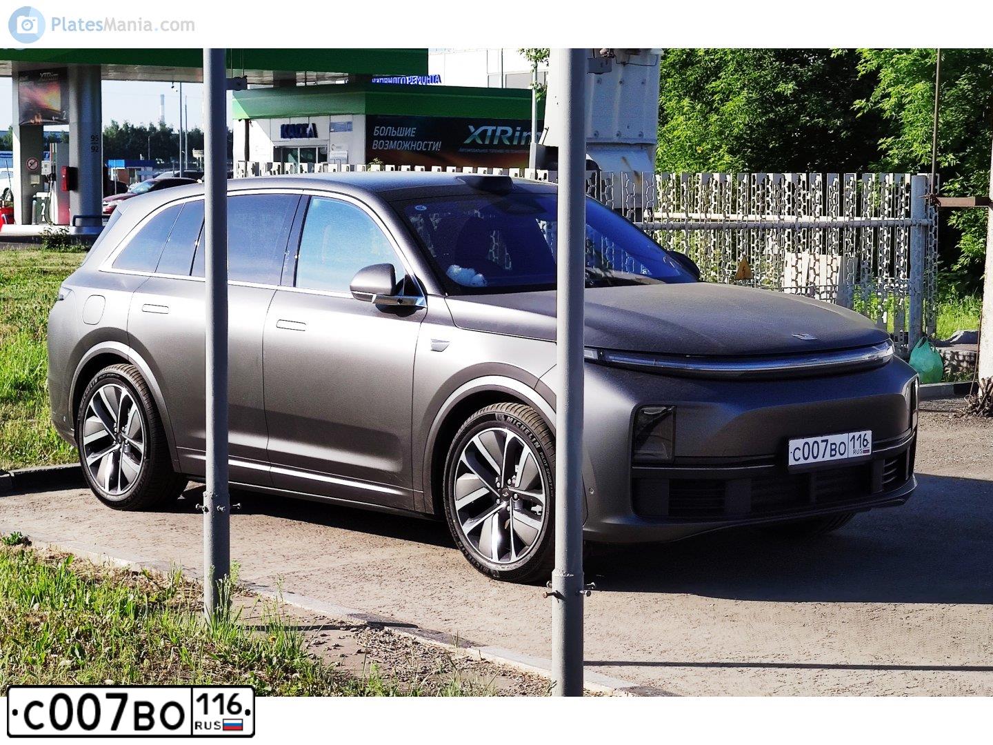 Фото автомобиля LIXIANG L7, 2023 — госномер Е284ХХ797. Цвет: СЕРЫЙ