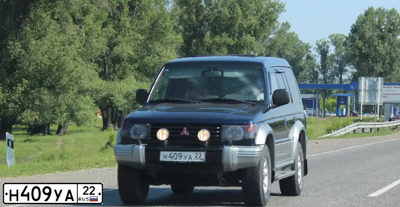 Фото автомобиля MITSUBISHI PAJERO, 1996 — госномер М114ОМ142. Цвет: синий
