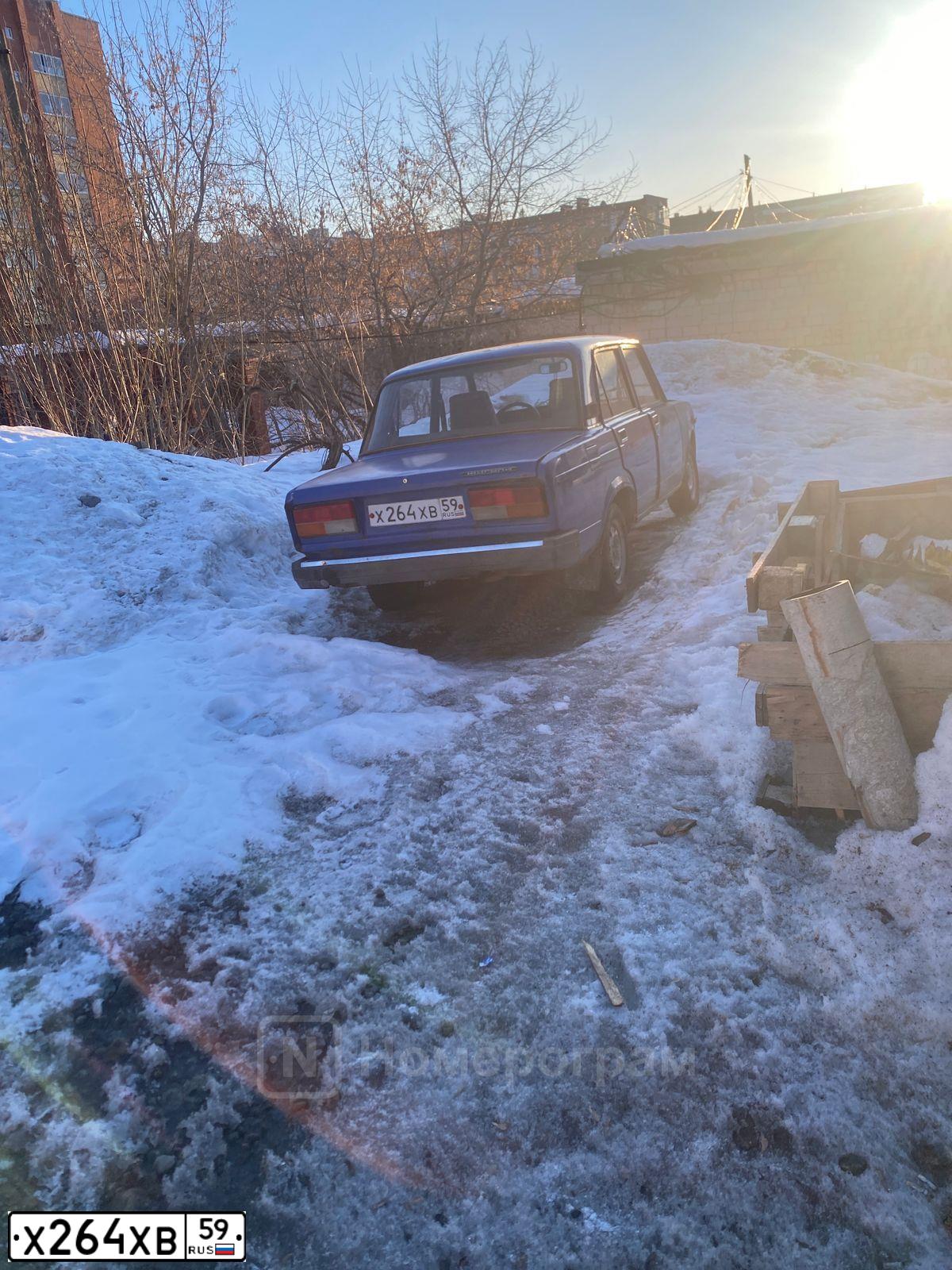 Фото автомобиля LADA 2107, 1999 — госномер Х264ХВ59. Цвет: ЯРКО-СИНИЙ