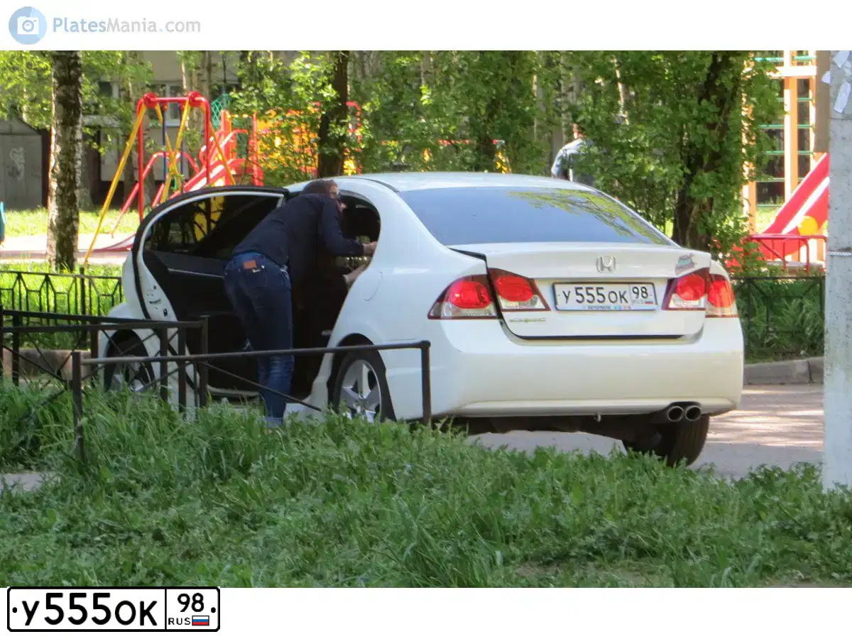 Фото автомобиля HONDA CIVIC, 2010 — госномер У555ОК98. Цвет: БЕЛЫЙ