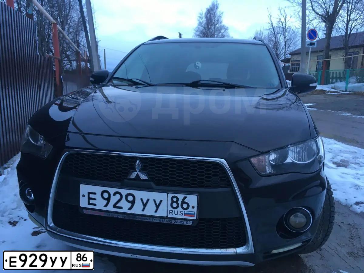 Фото автомобиля MITSUBISHI OUTLANDER, 2011 — госномер Е929УУ86. Цвет: ЧЕРНЫЙ