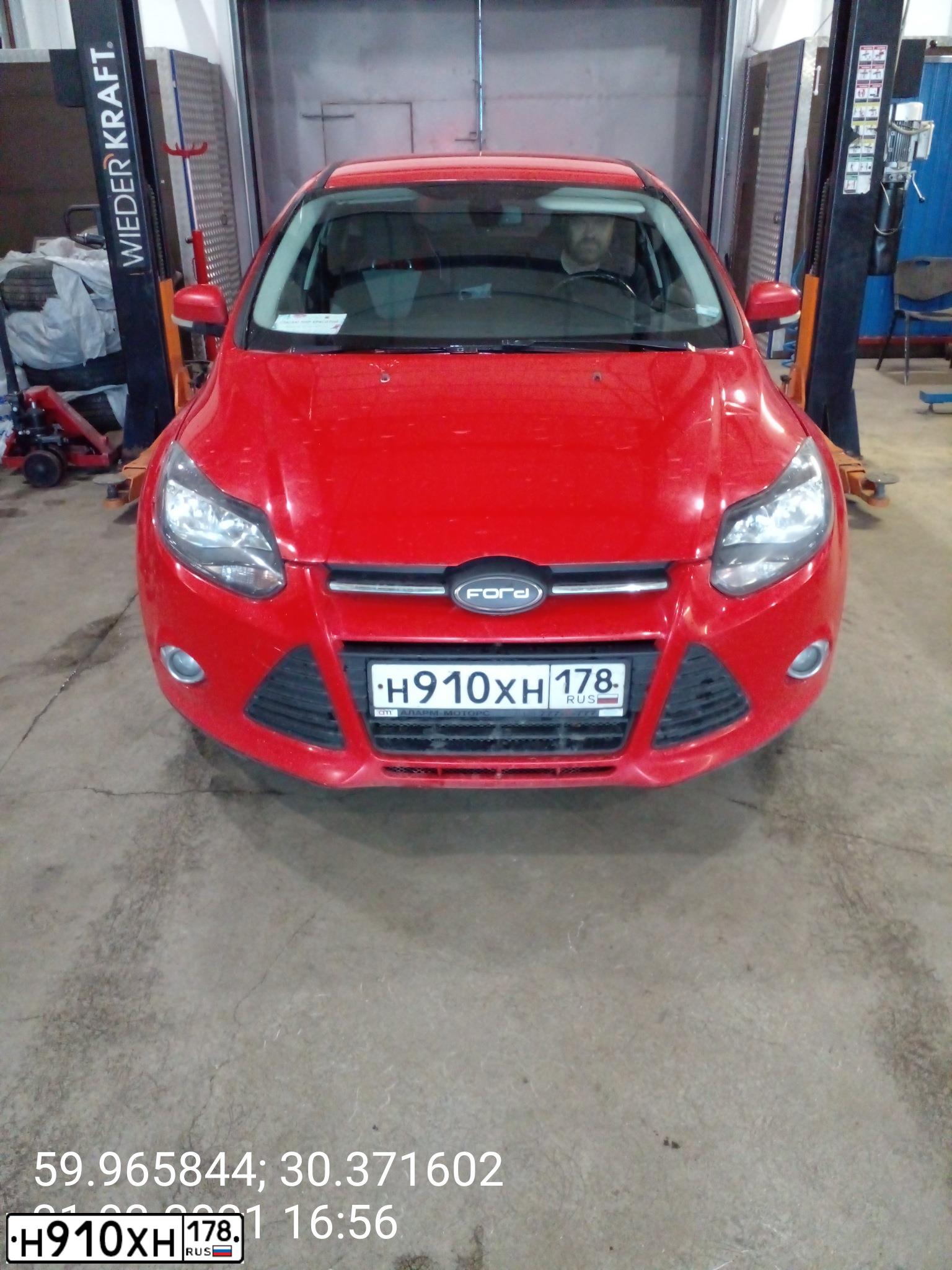 Фото автомобиля FORD FOCUS, 2013 — госномер Т008ЕН198. Цвет: Красный