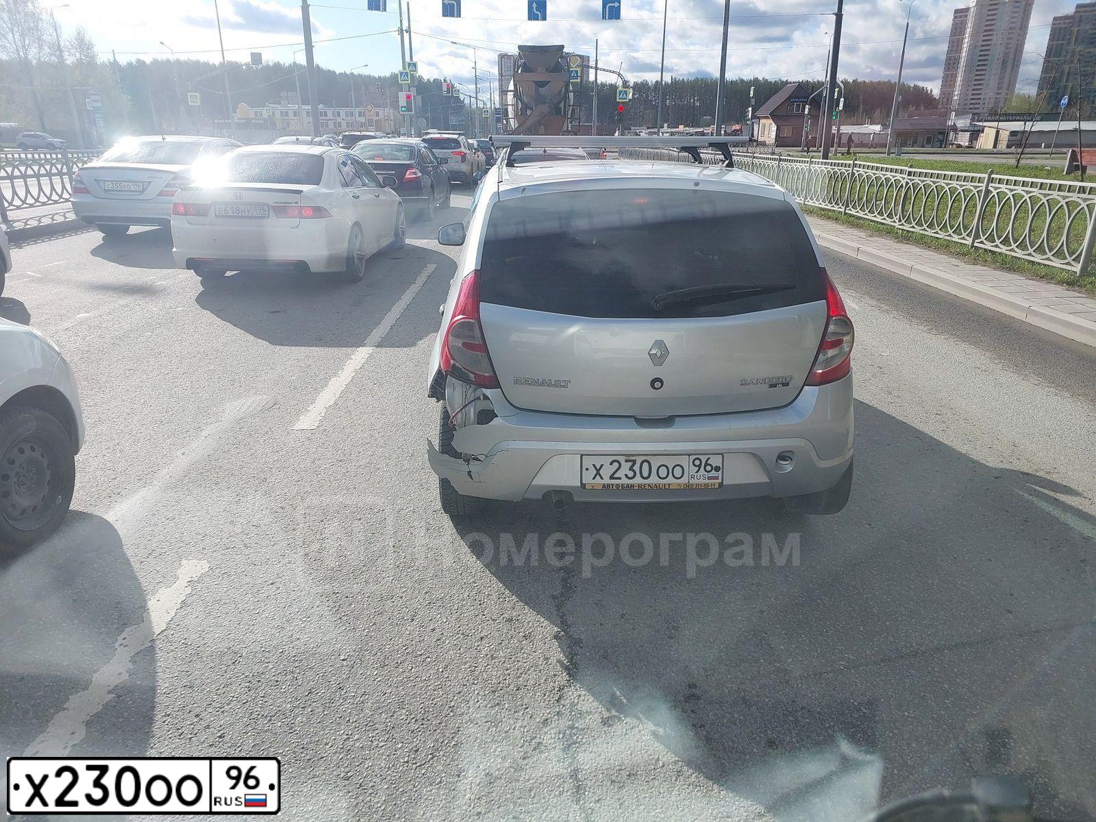 Фото автомобиля RENAULT SANDERO, 2013 — госномер Х230ОО196. Цвет: СВЕТЛО-СЕРЫЙ
